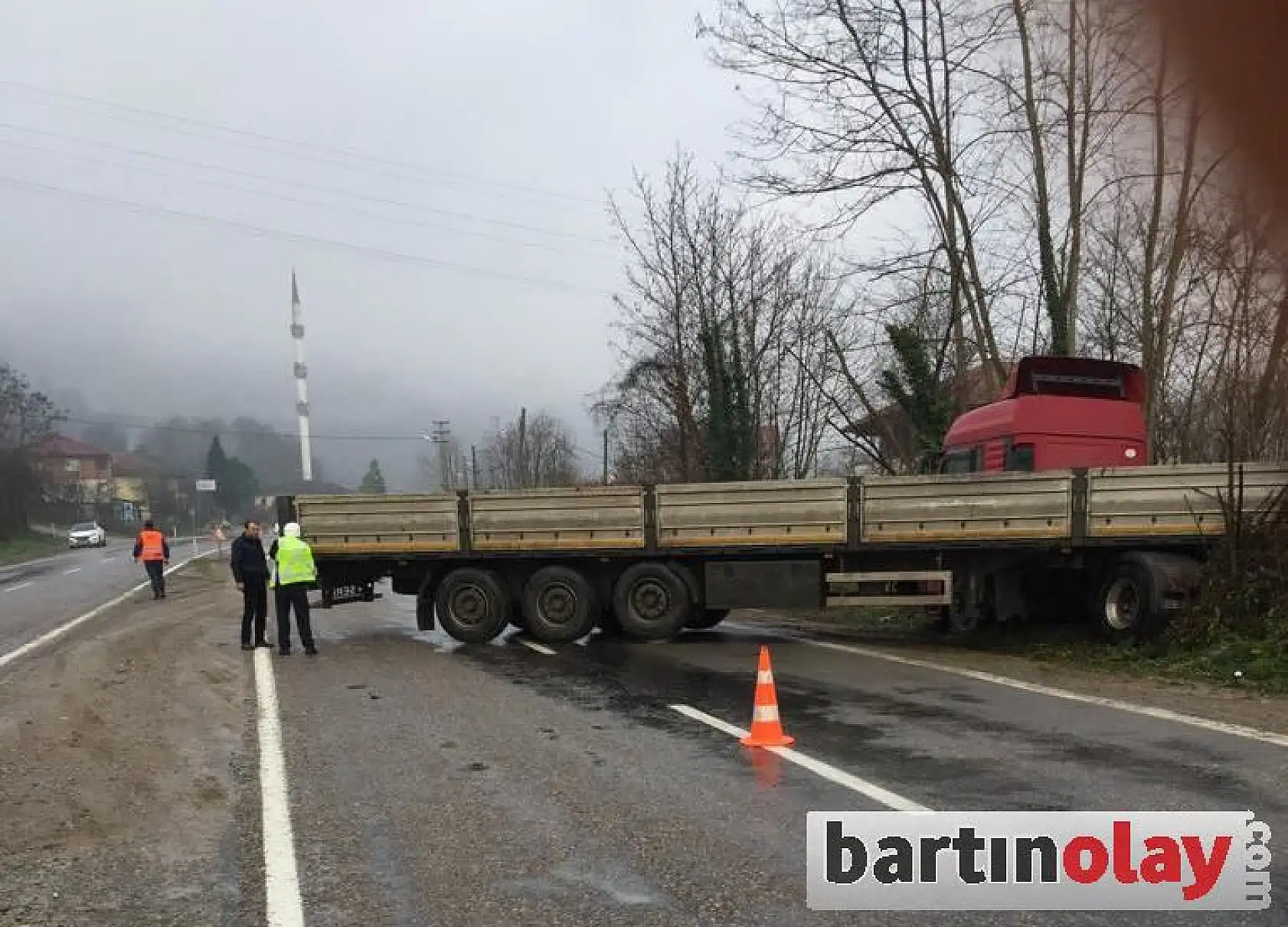 Kayan Tır yoldan çıktı