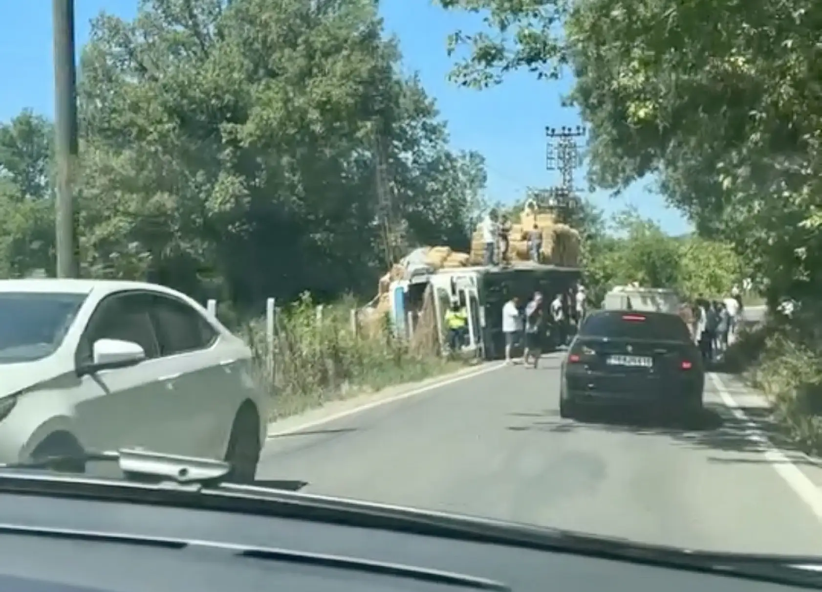 Saman yüklü tır devrildi