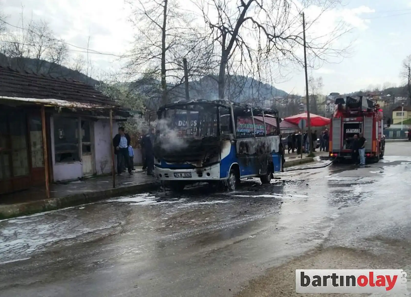 Park halindeki minibüs alev alev yandı