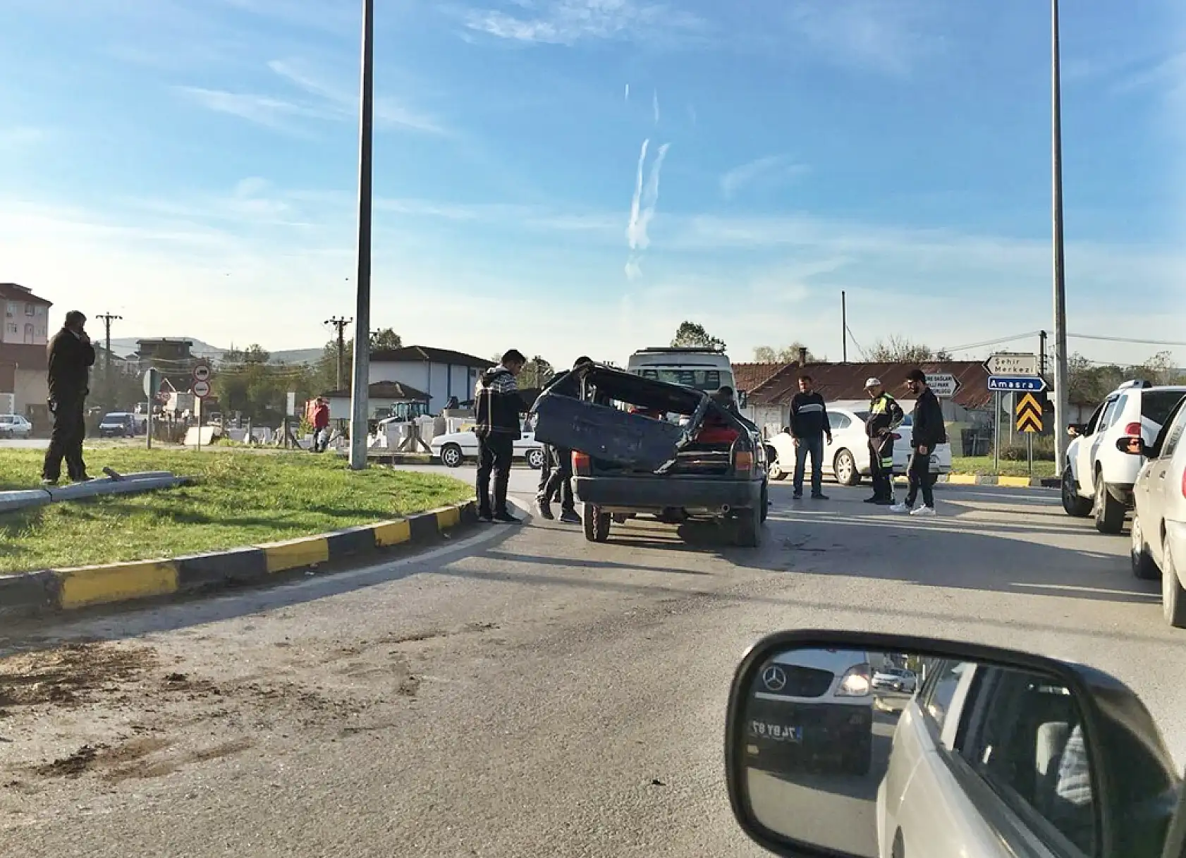 Takla atan otomobil kağıt gibi büzüldü