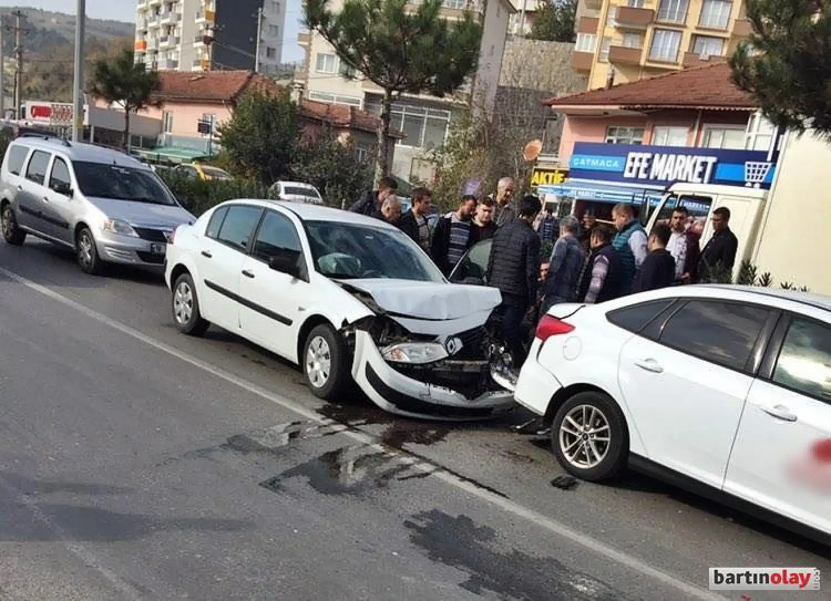 Yayaya yol veren araca çarptı