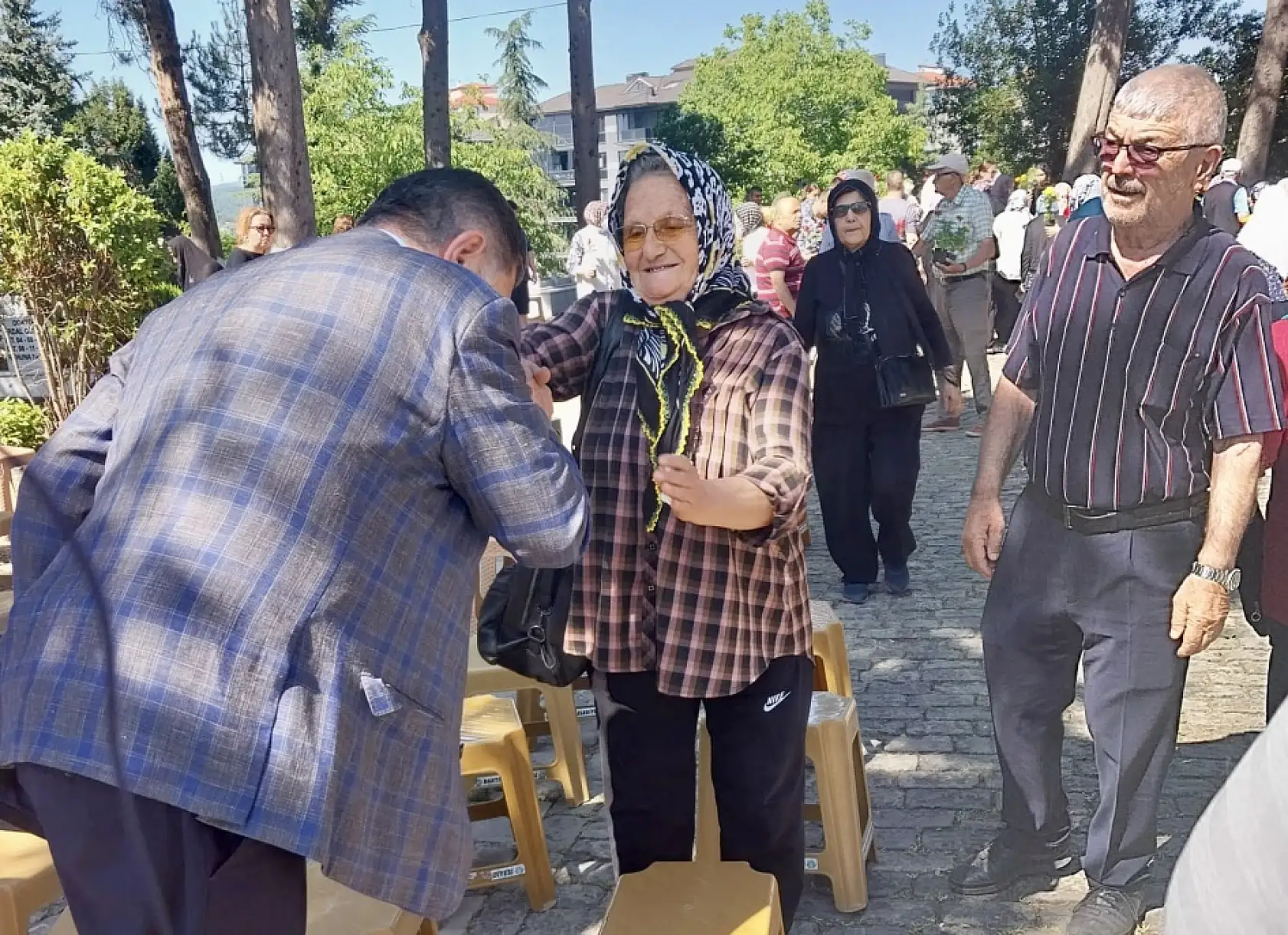 Dualar edildi, mezarlıklar çiçeklendi