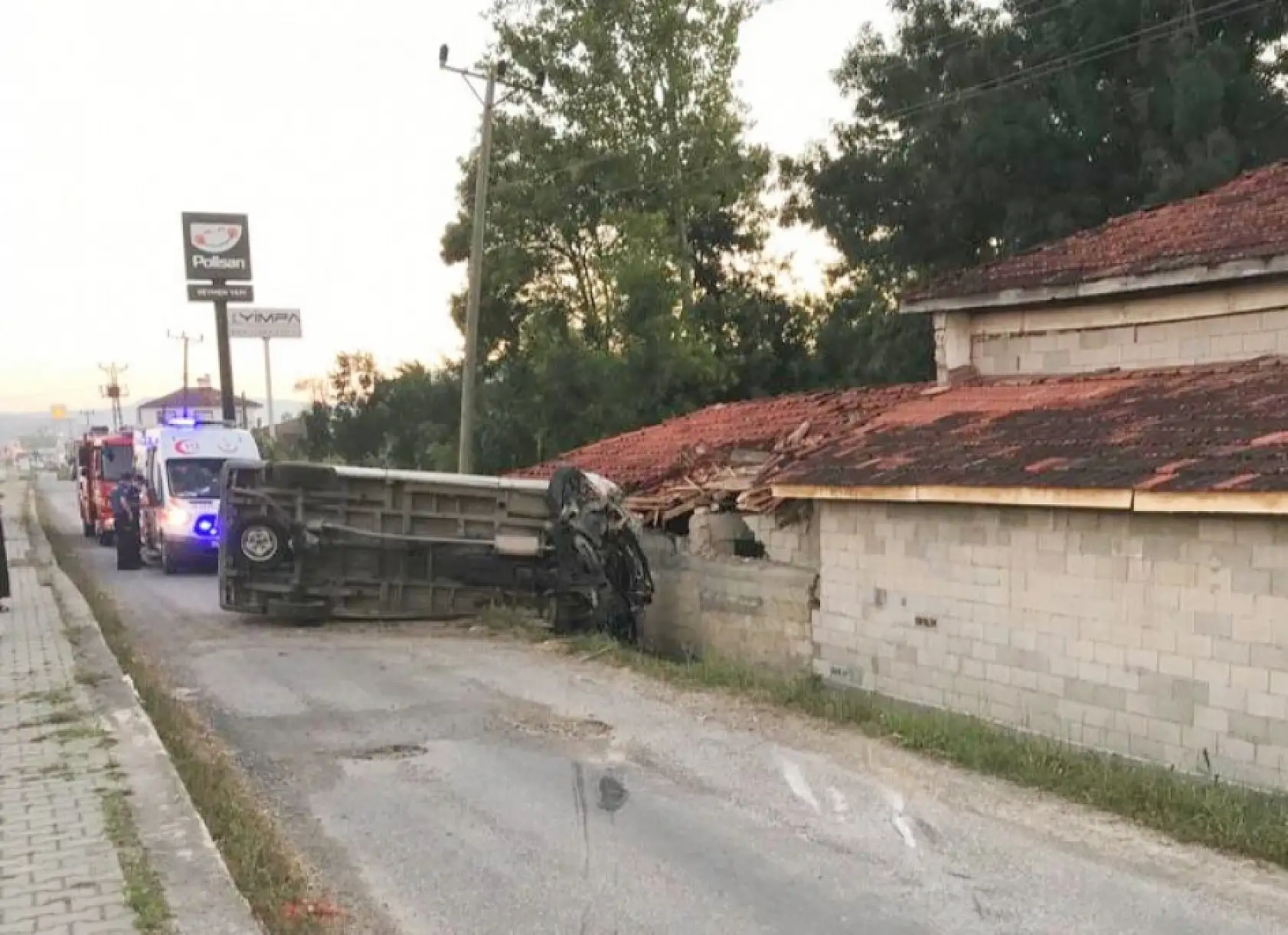 Kontrolden çıkan araç çatıya uçtu