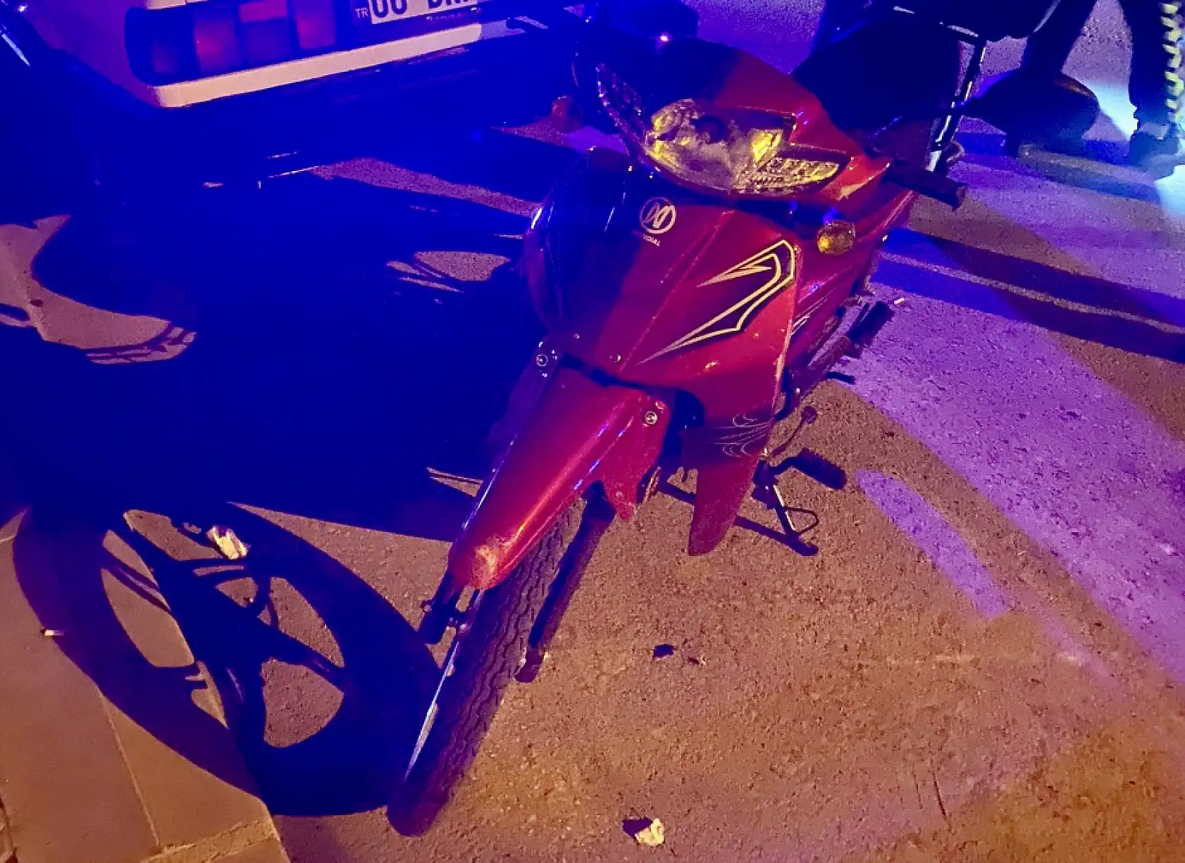 Motosiklet tilkiye çarptı