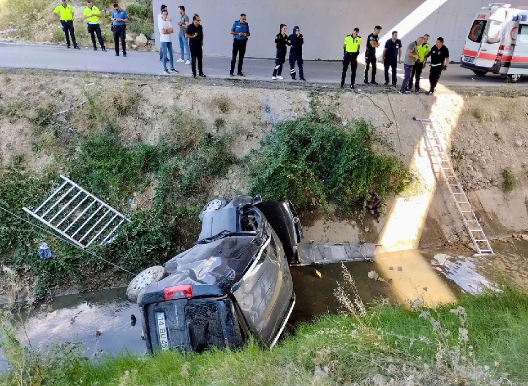 Köprüden kanala uçtu, 1 ölü