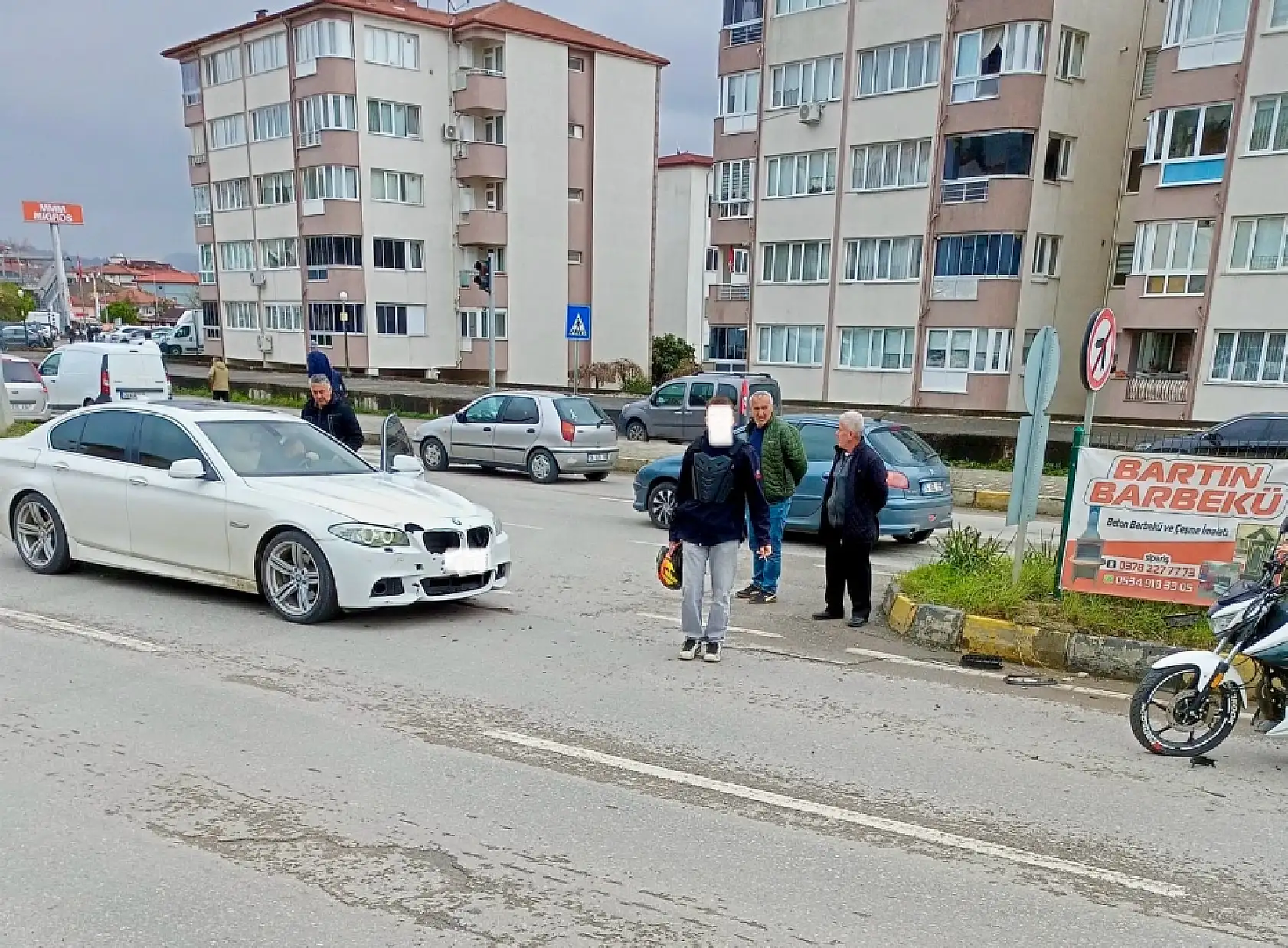Motosiklet ve otomobil çarpıştı