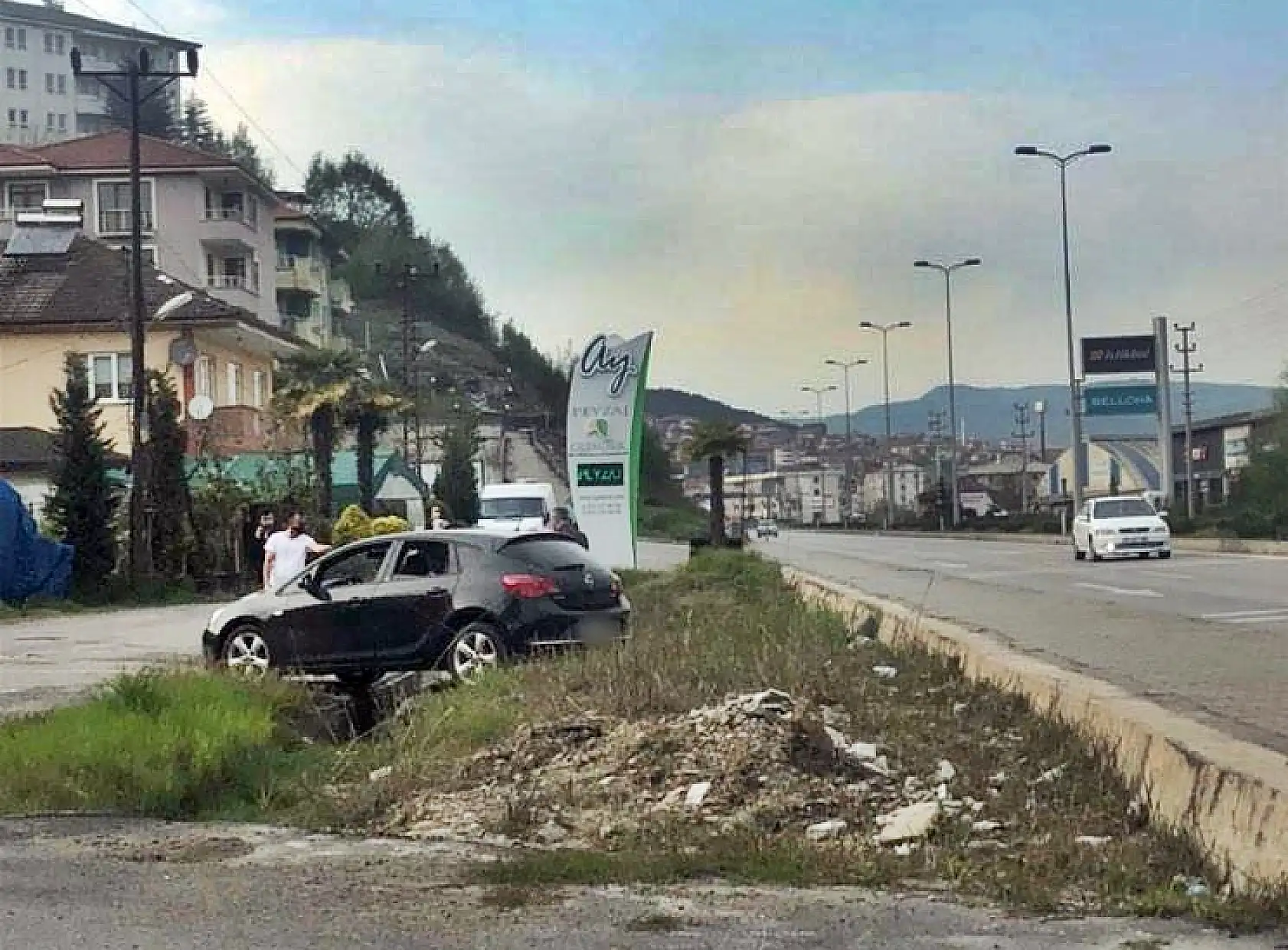 El frenini çekmeyince araba geri kaydı