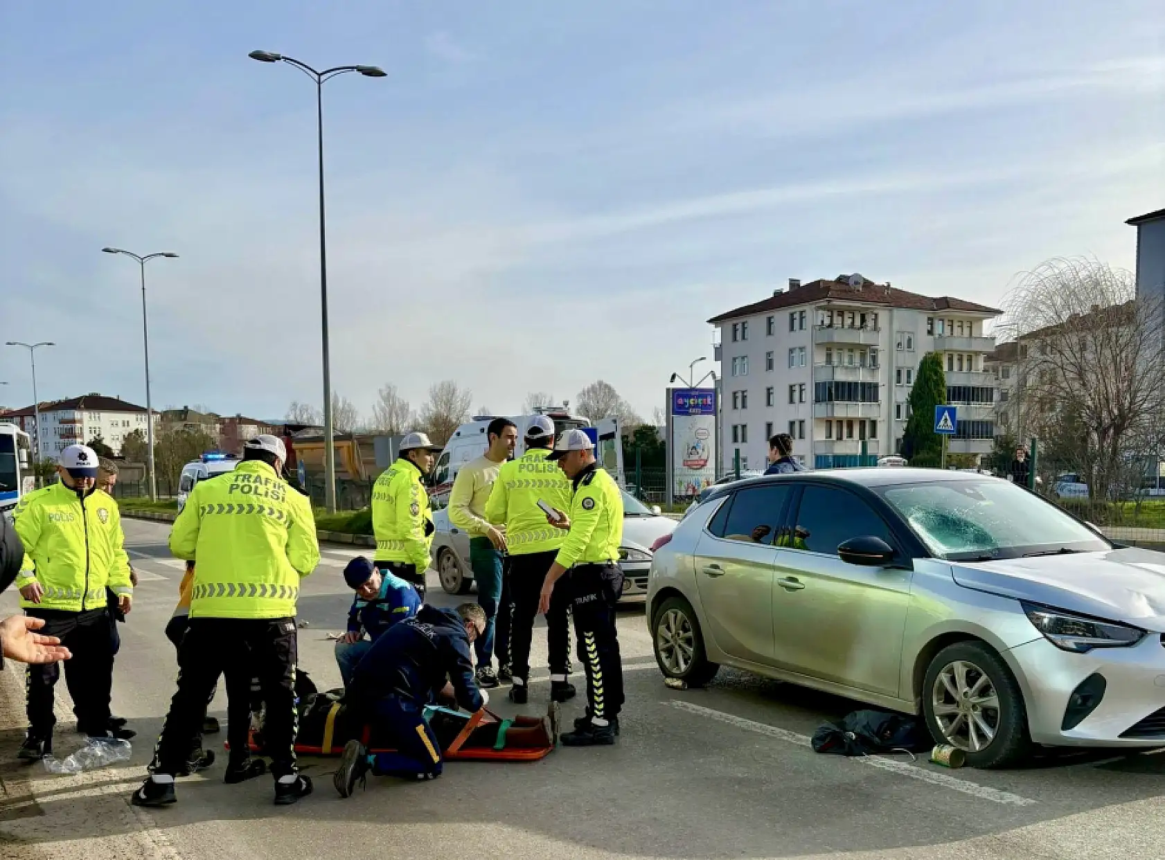 Otomobil yayaya çarptı