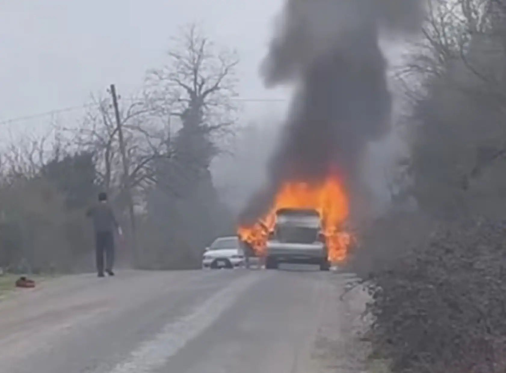 Otomobil alev topuna döndü