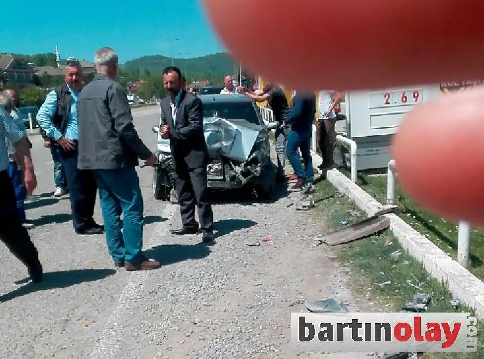 İki otomobil kafa kafaya çarpıştı