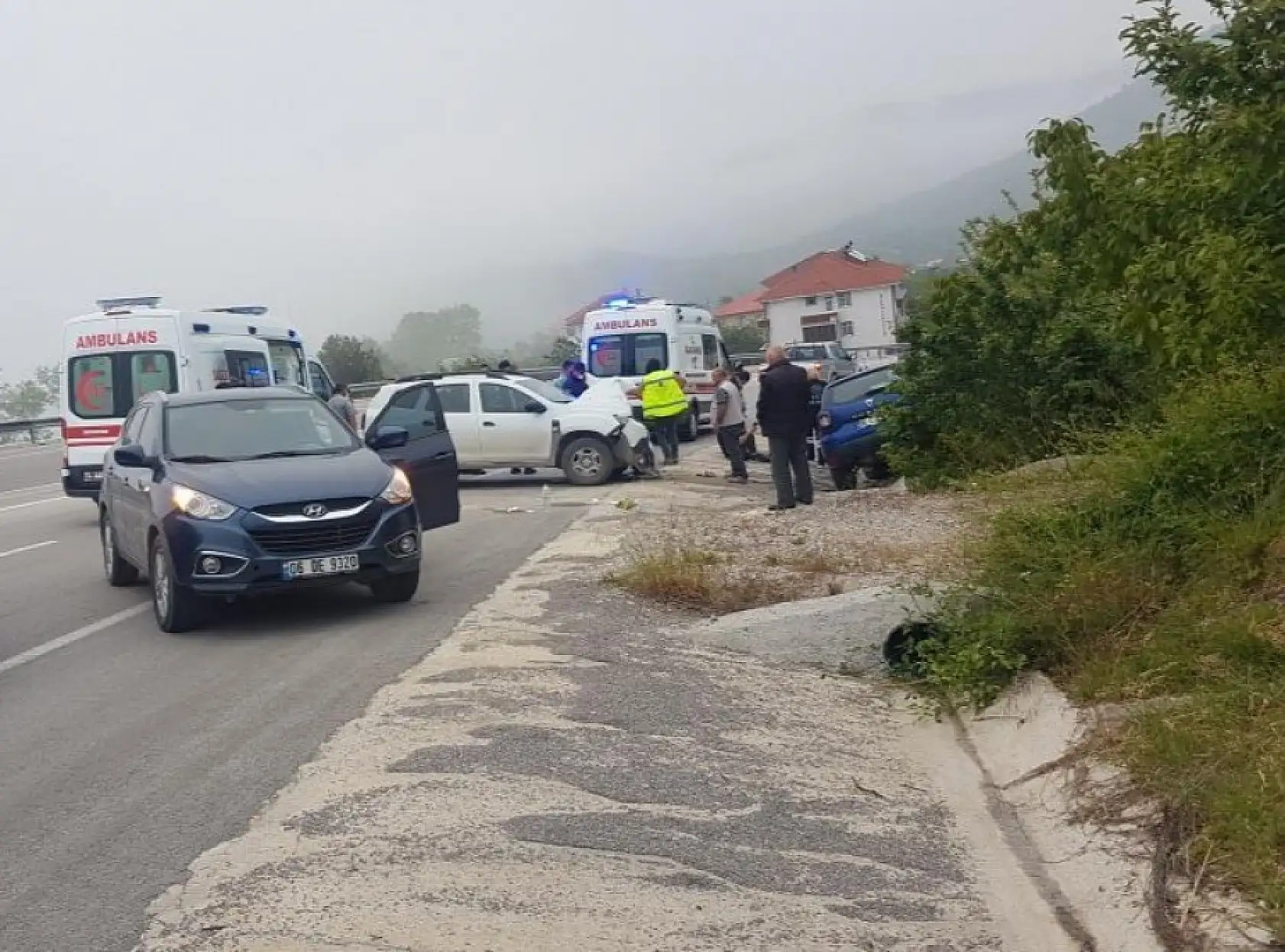 İki araç kafa kafaya çarpıştı