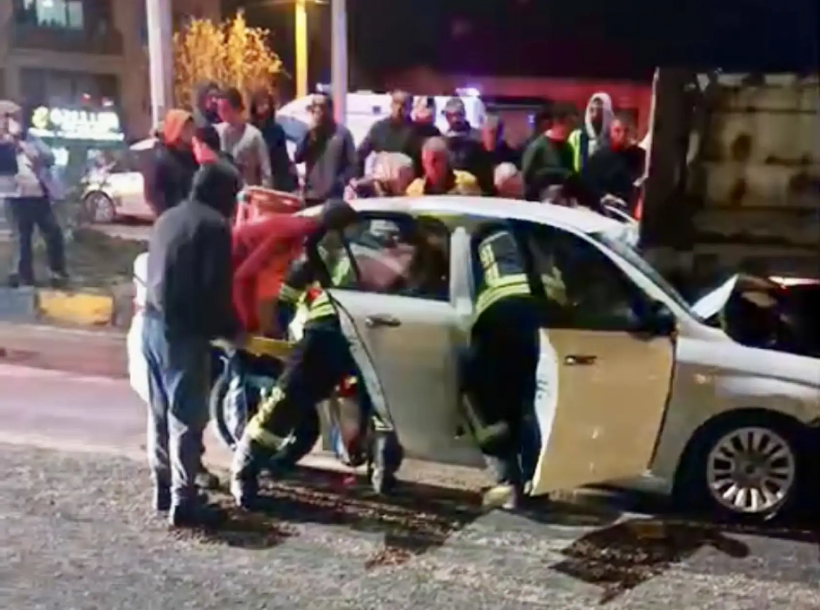 Otomobil tırın altına girdi