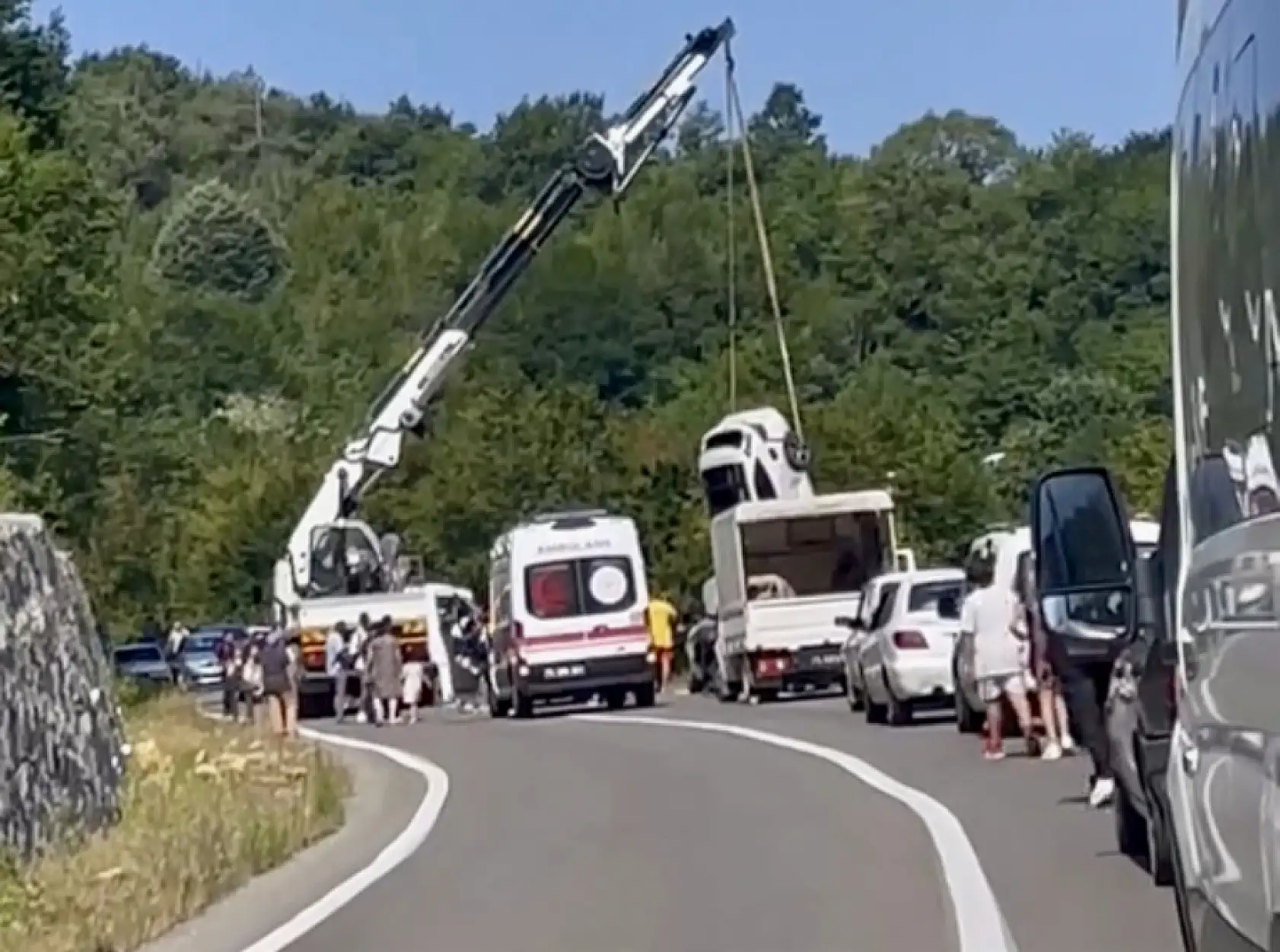 Otomobil şarampole yuvarlandı