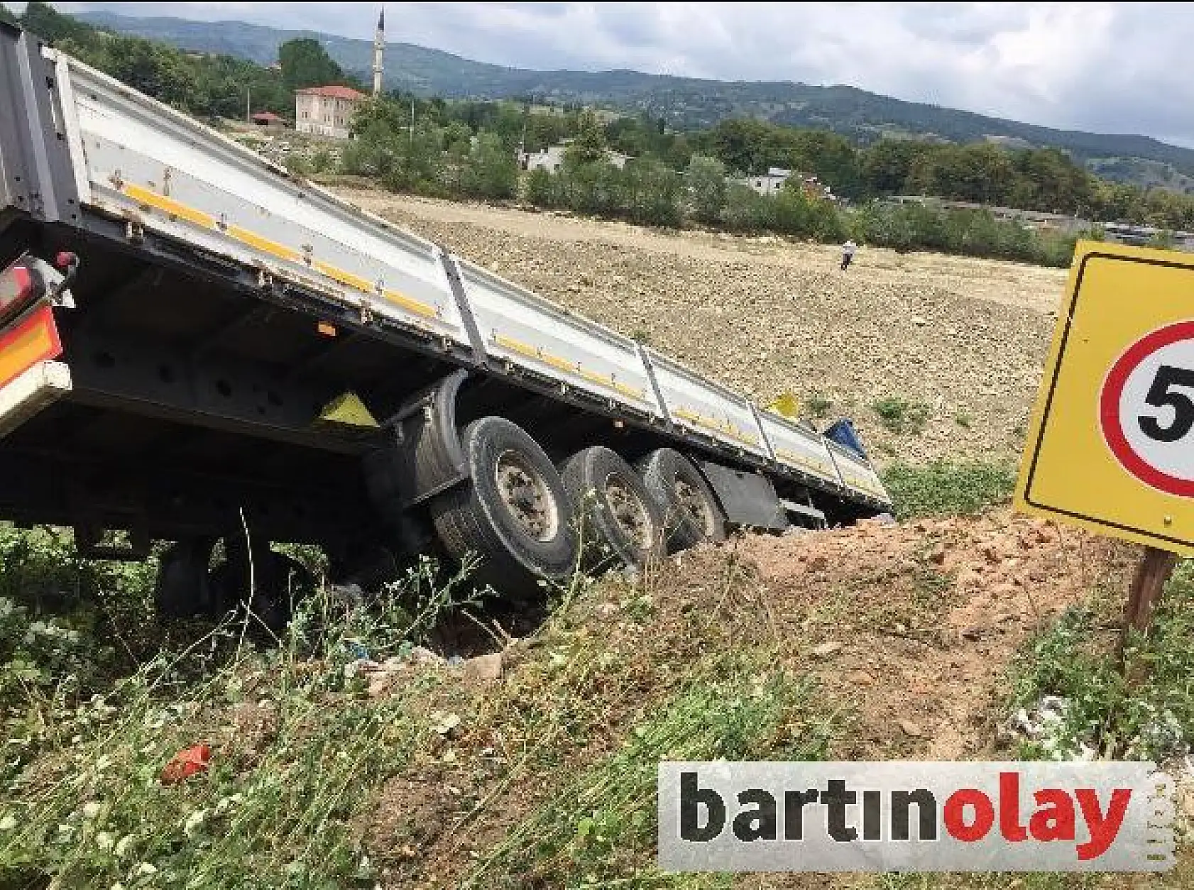 Otomobil ile çarpışan tır şarampole devrildi