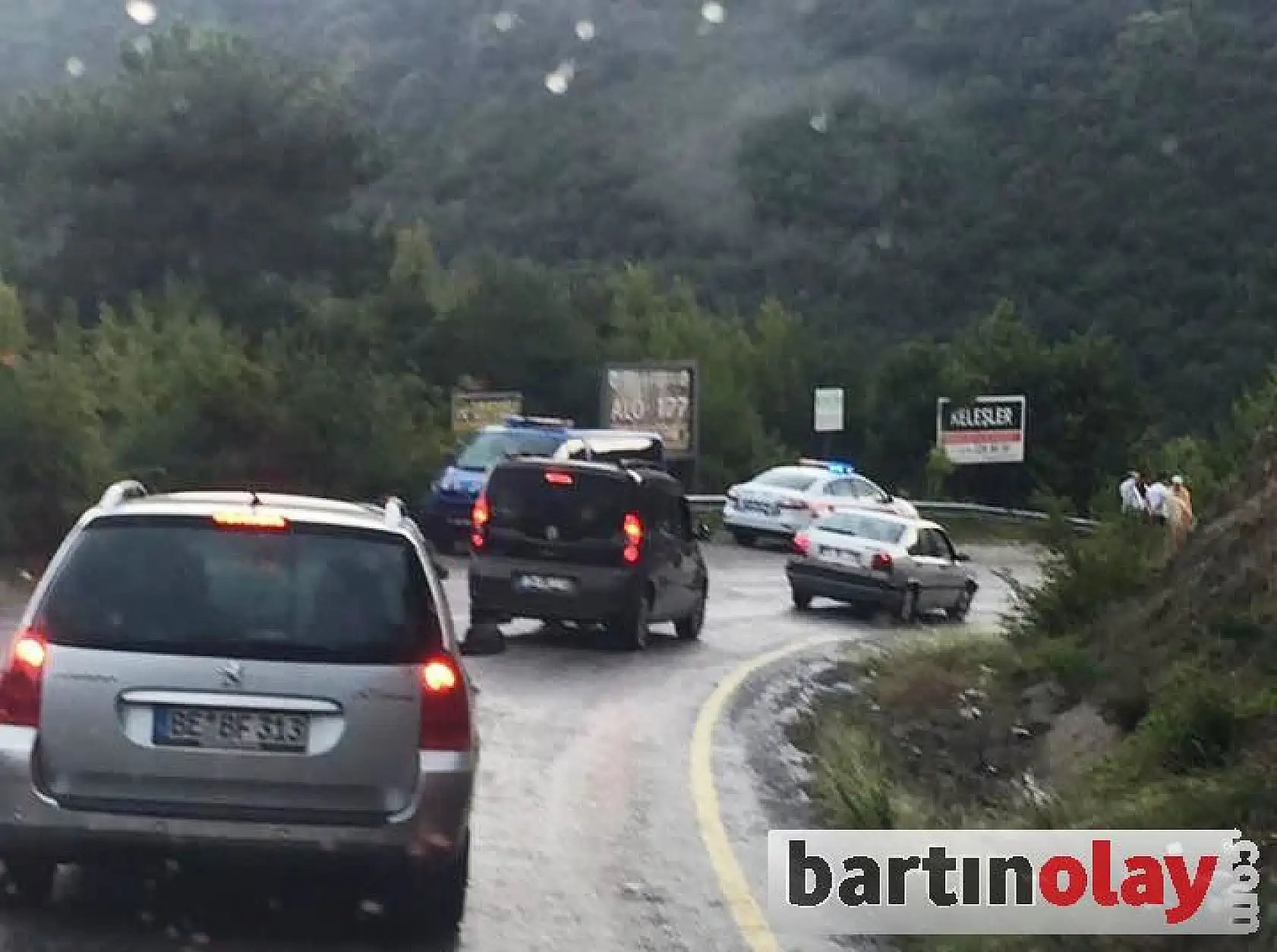 Yağmurda kayganlaşan yolda kaza