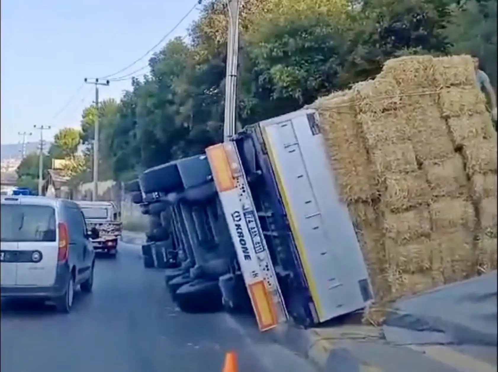 Saman yüklü tır devrildİ