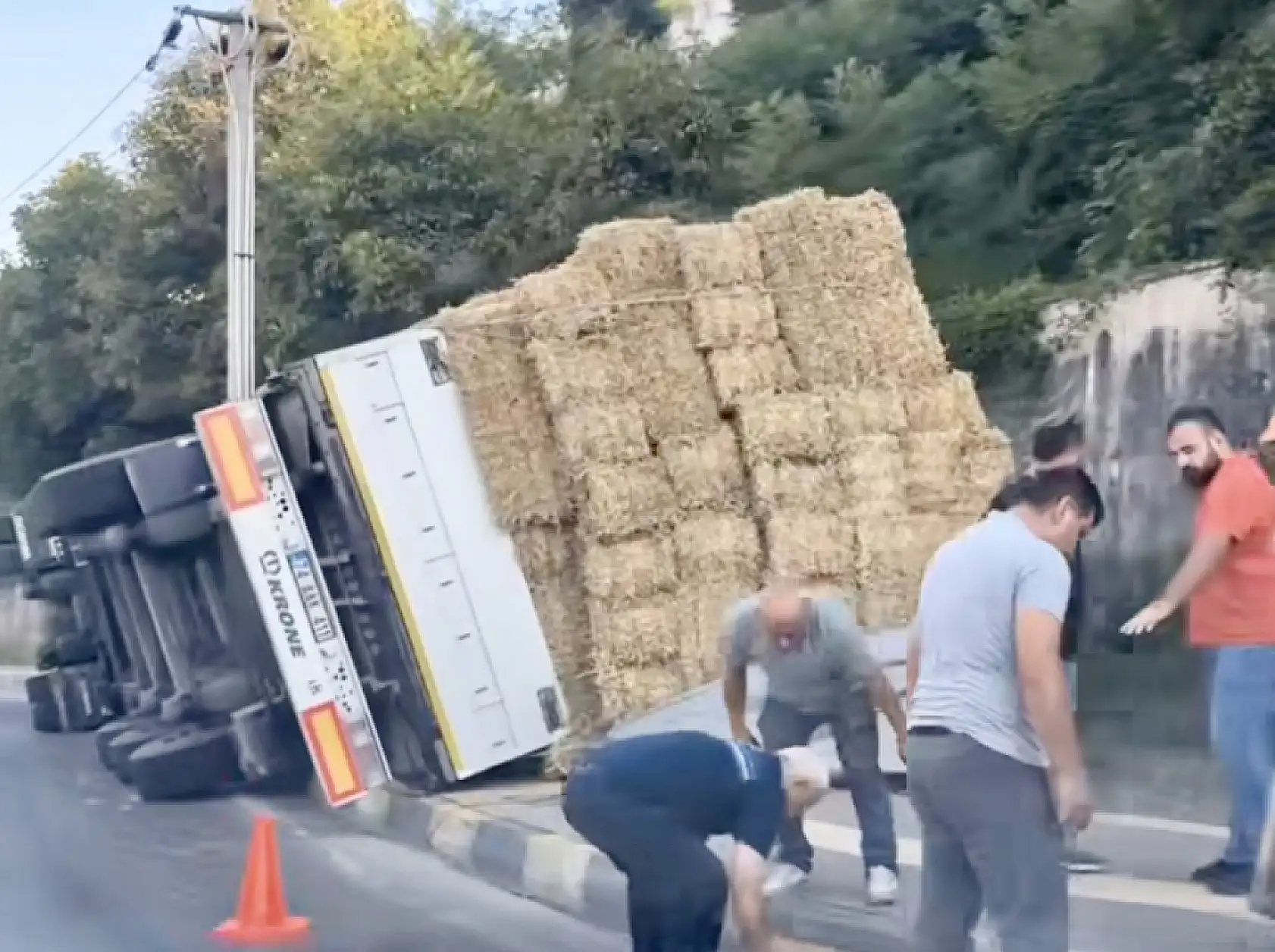 Saman yüklü tır devrildİ