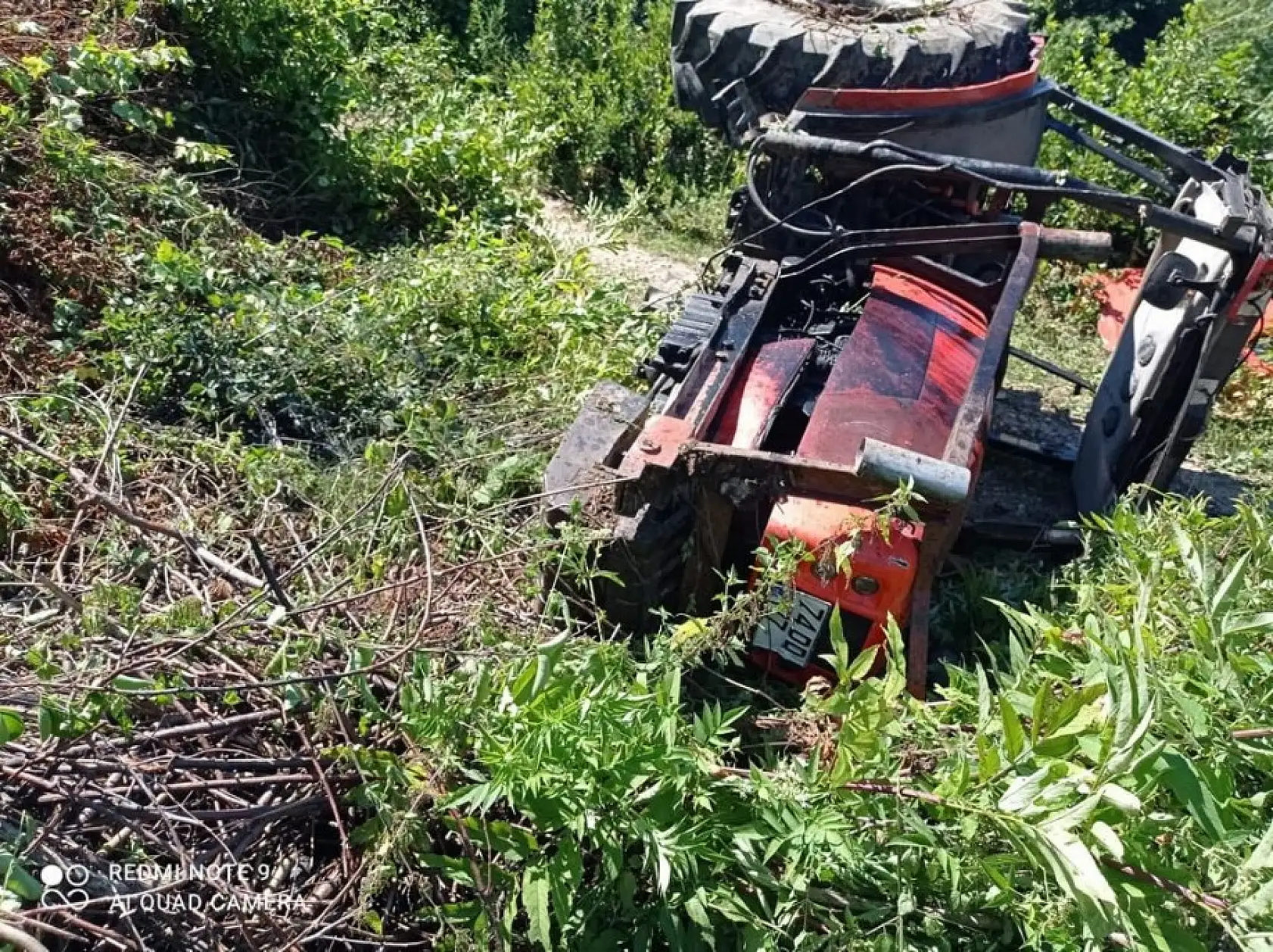 Devrilen traktörün altında kaldı