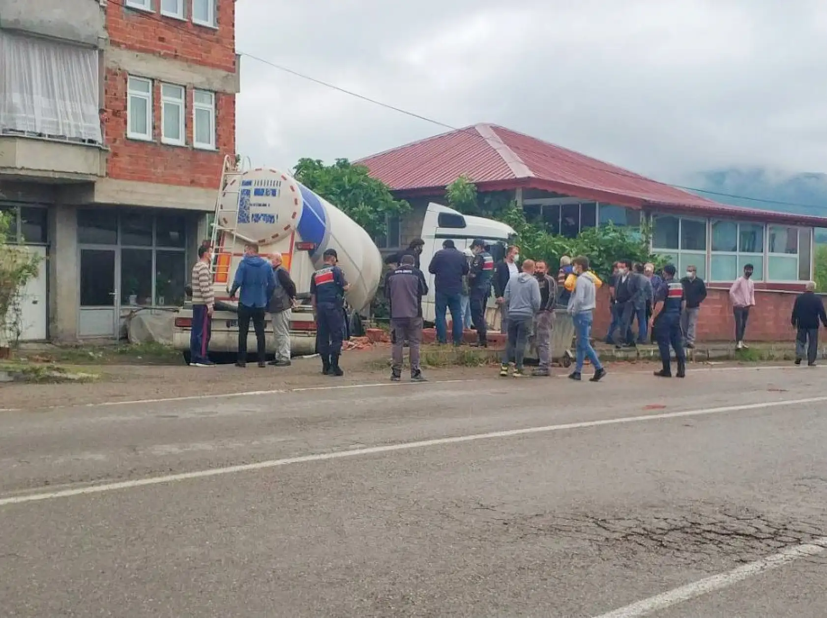 Silobas evin bahçesine girdi