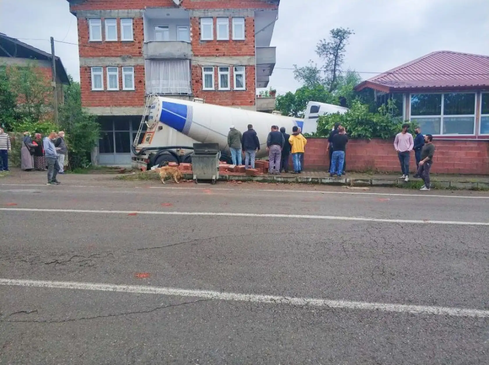 Silobas evin bahçesine girdi