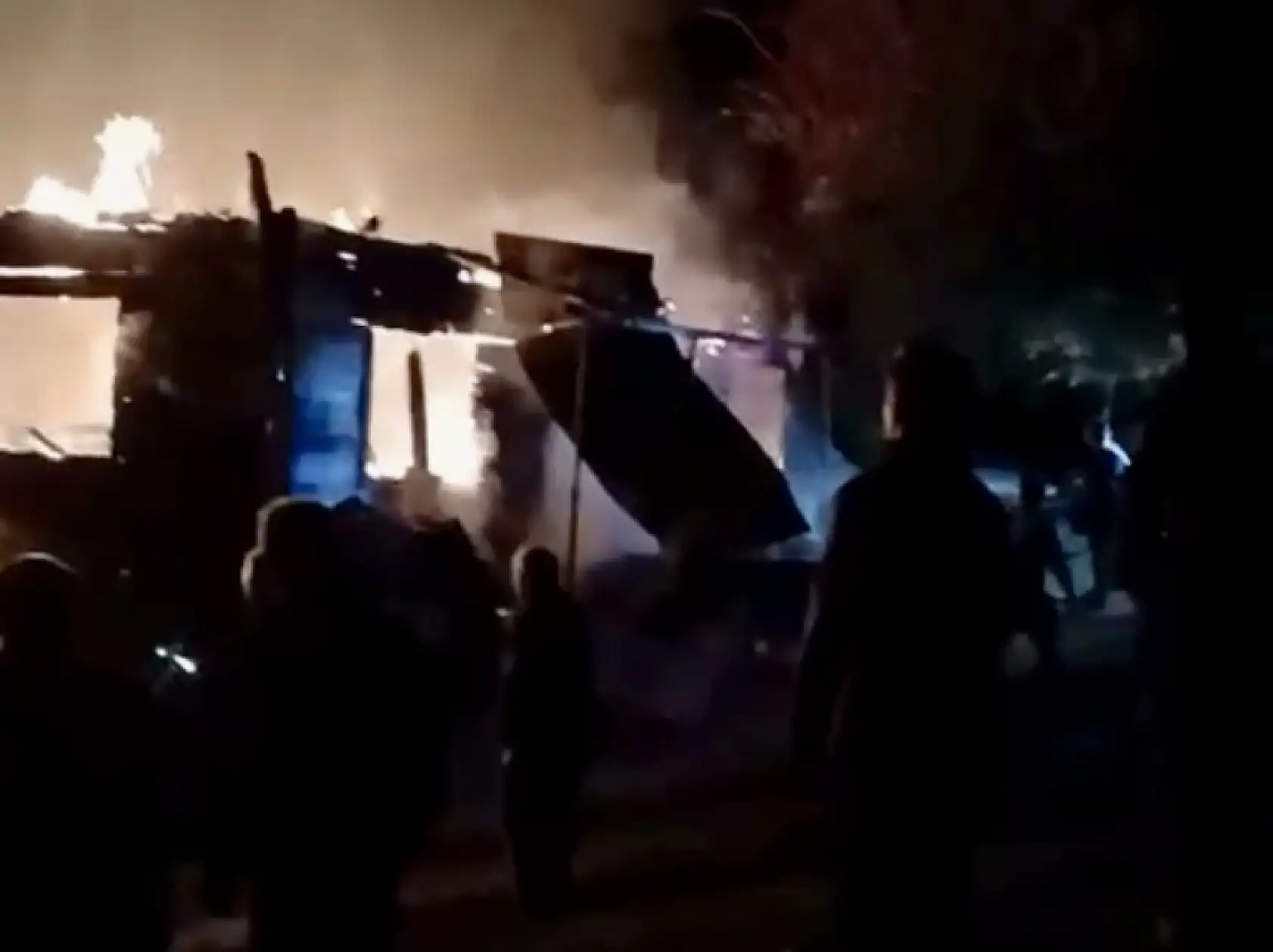 O köyden alevler yükseldi