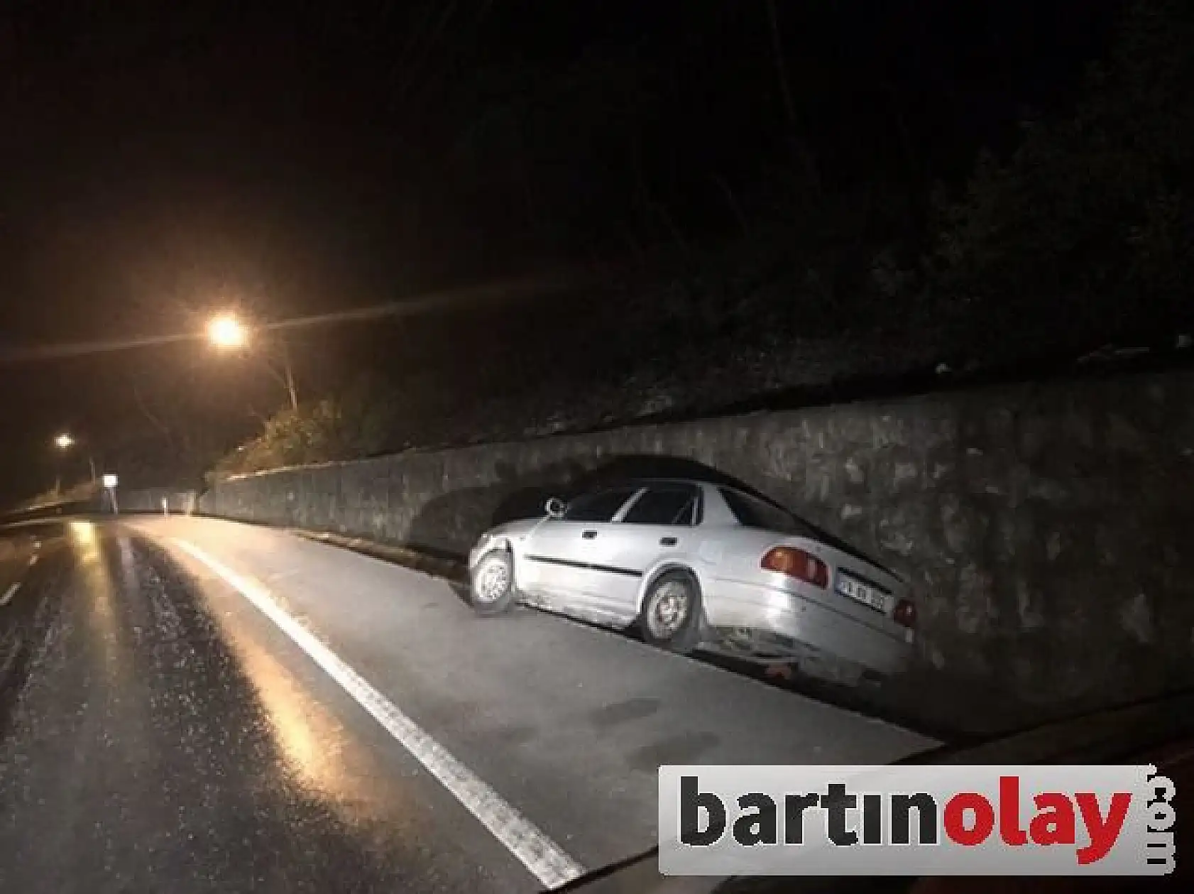 Buzda kayan iki otomobil kaza yaptı