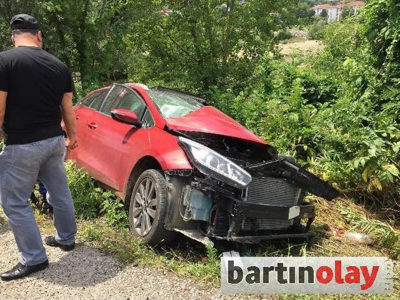 Otomobil ile çarpışan tır şarampole devrildi