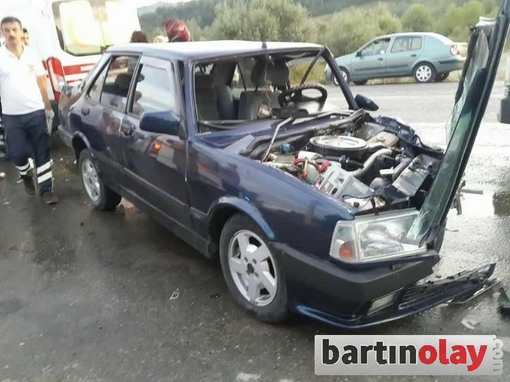 Otomobil işçi servisine çarptı, 4 yaralı