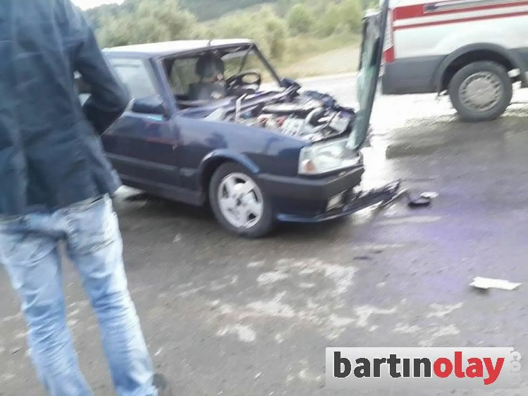 Otomobil işçi servisine çarptı, 4 yaralı