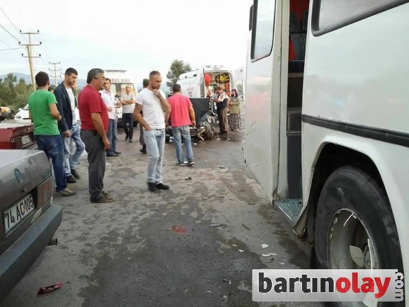 Otomobil işçi servisine çarptı, 4 yaralı