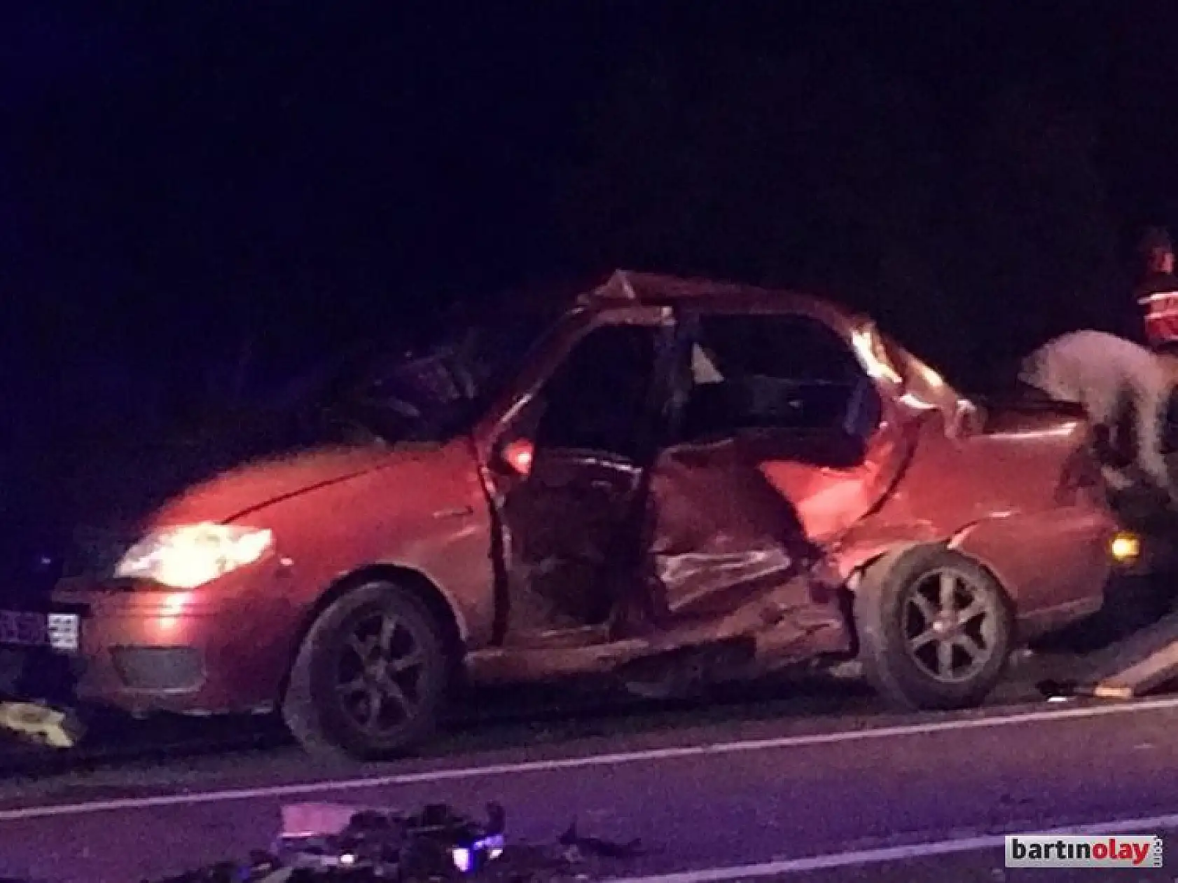 Akmanlar'da 2 otomobil çarpıştı, 3 yaralı