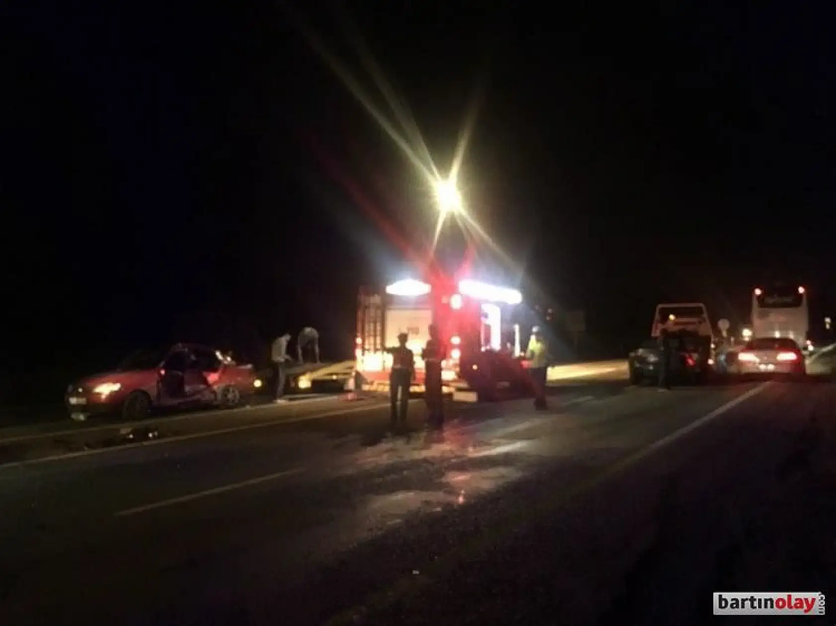 Akmanlar'da 2 otomobil çarpıştı, 3 yaralı