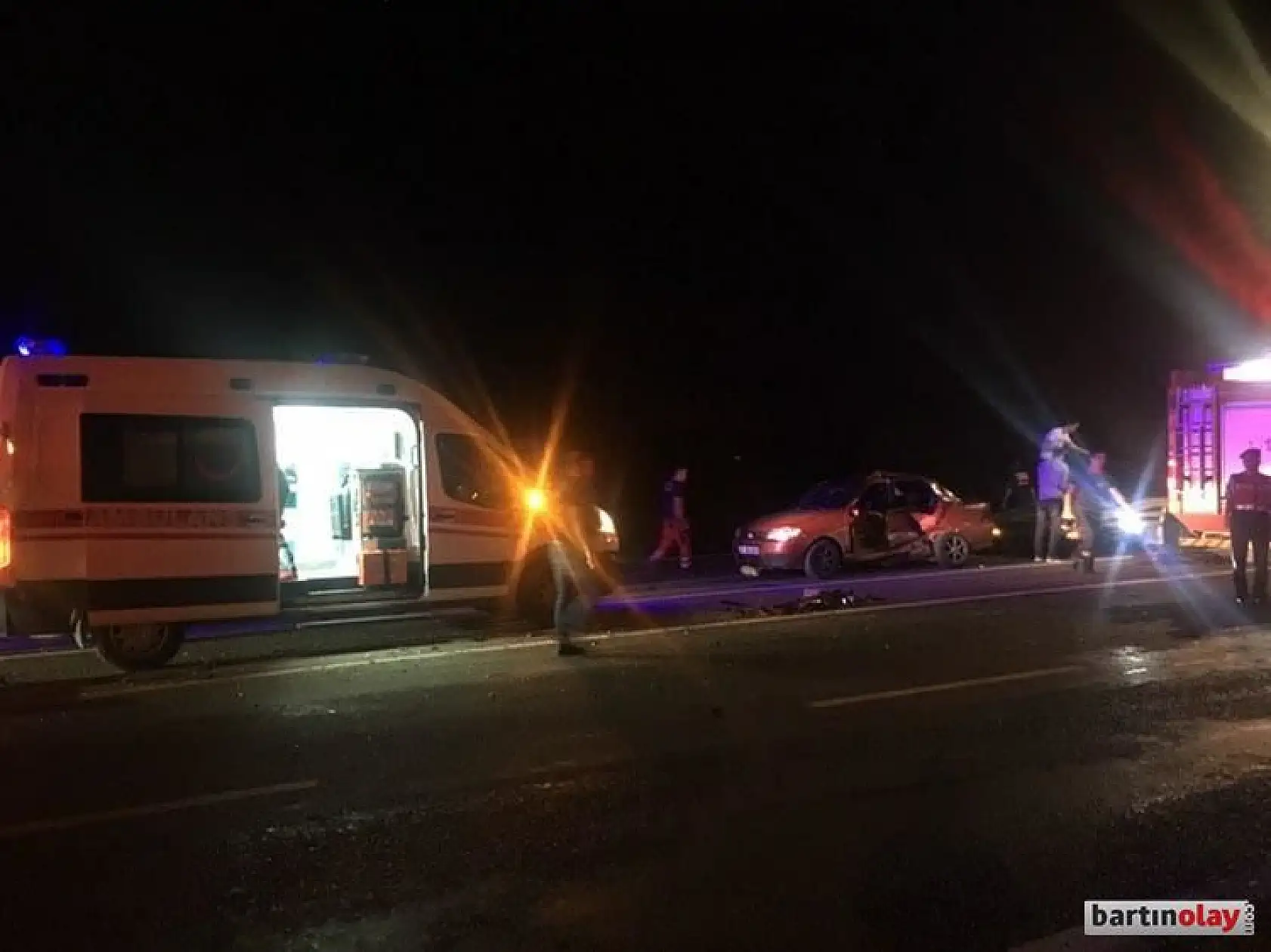 Akmanlar'da 2 otomobil çarpıştı, 3 yaralı