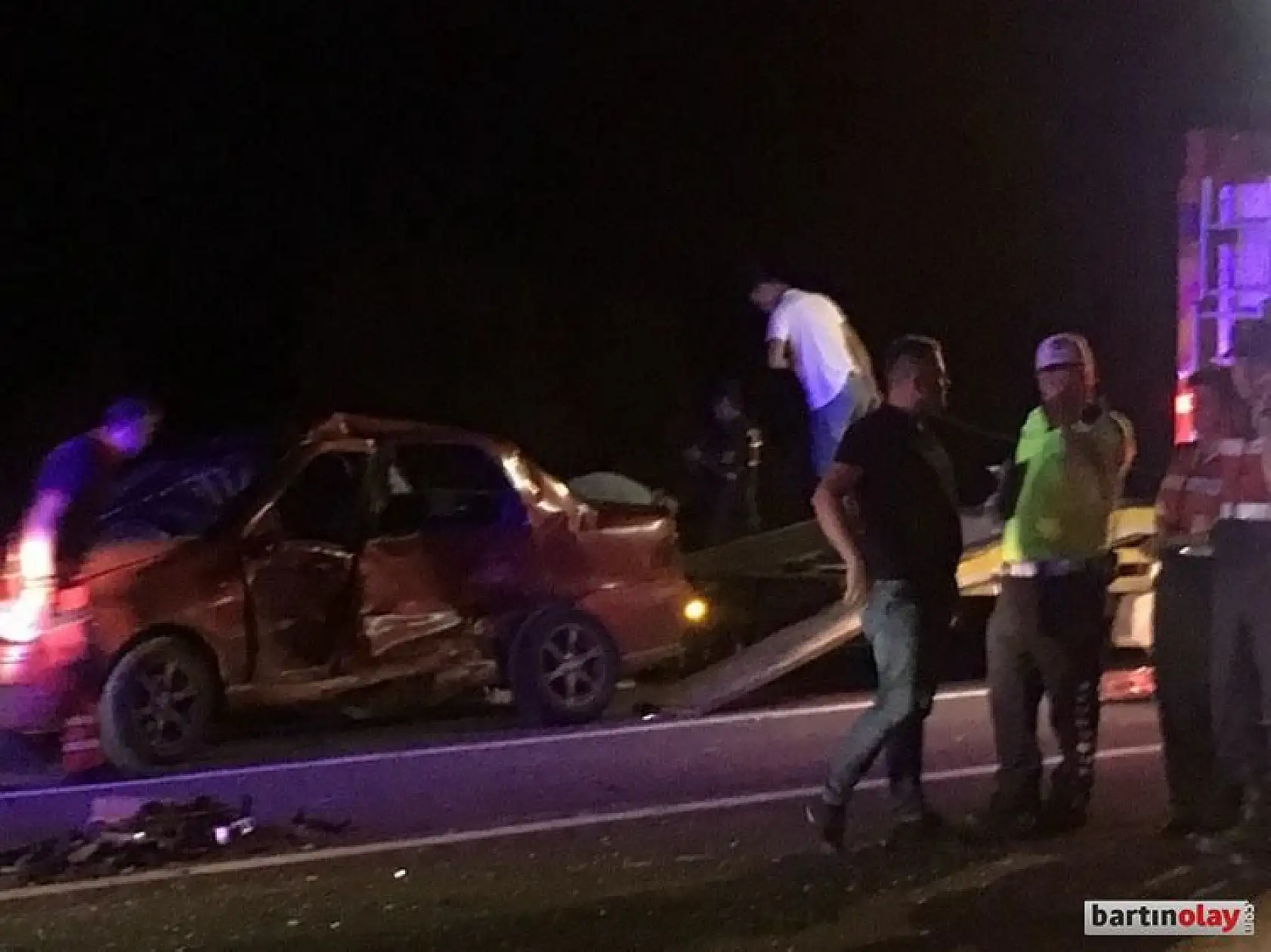 Akmanlar'da 2 otomobil çarpıştı, 3 yaralı