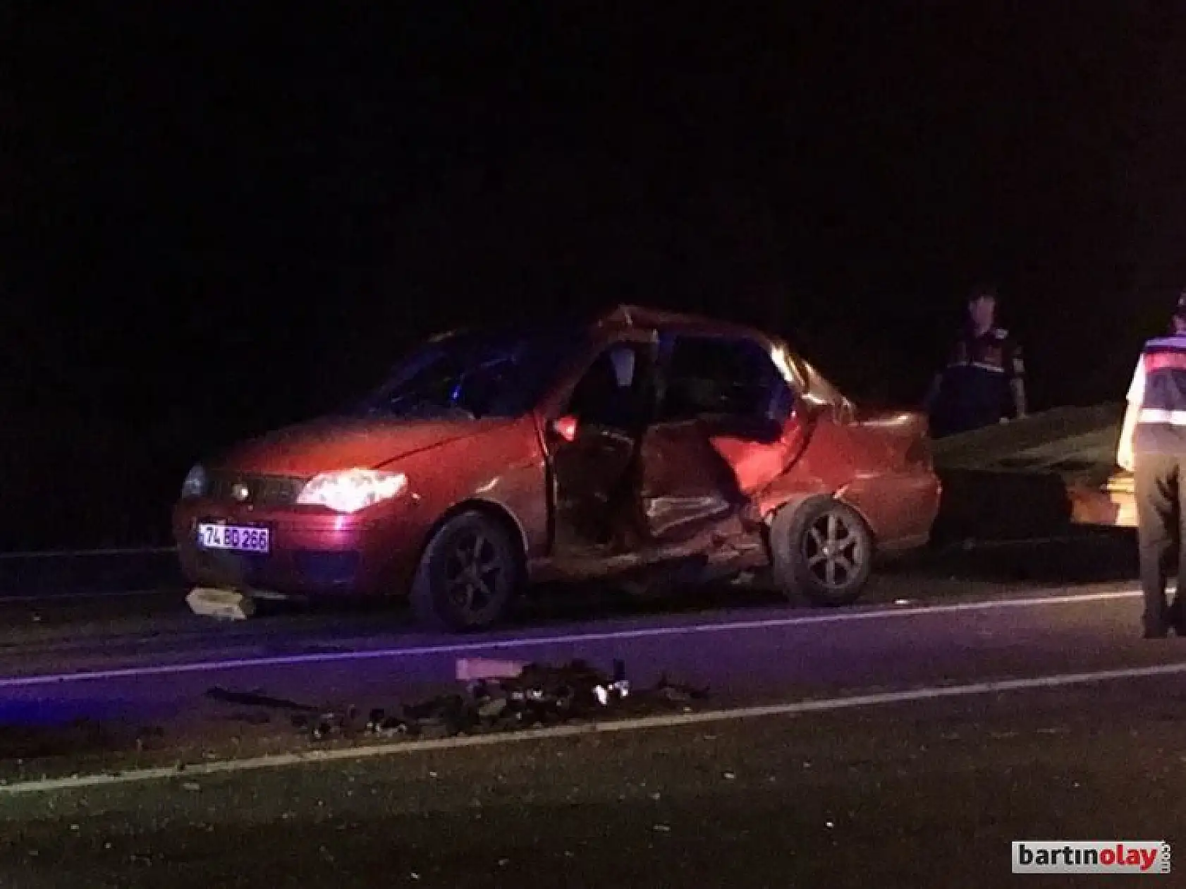 Akmanlar'da 2 otomobil çarpıştı, 3 yaralı