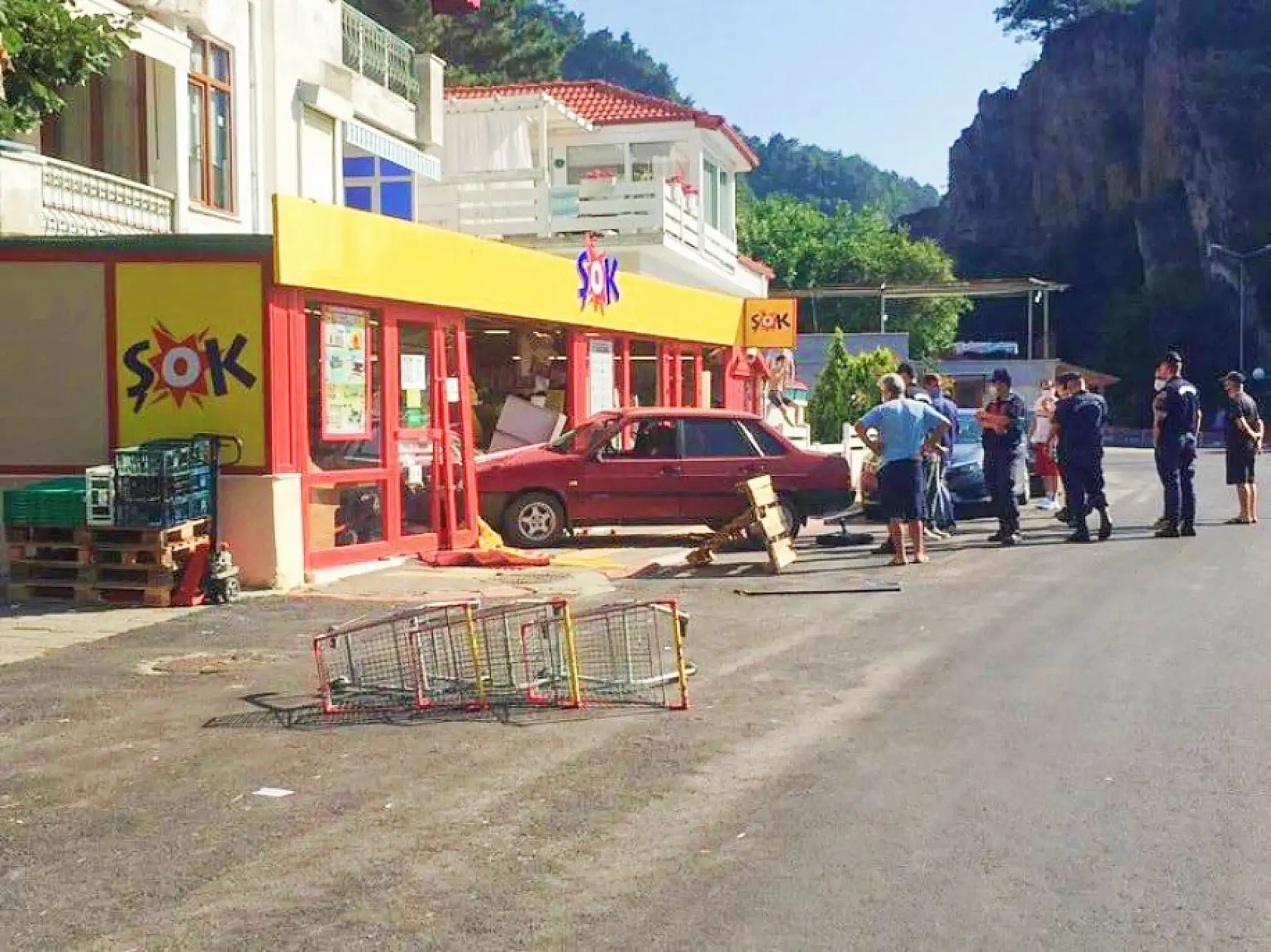 Otomobil şoka girdi