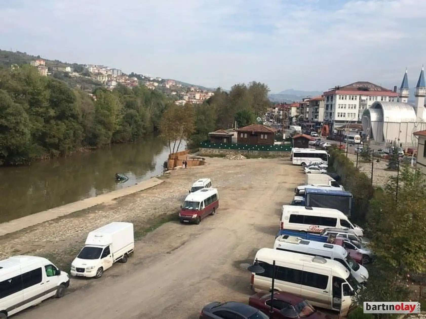 Otomobil ırmağa düştü