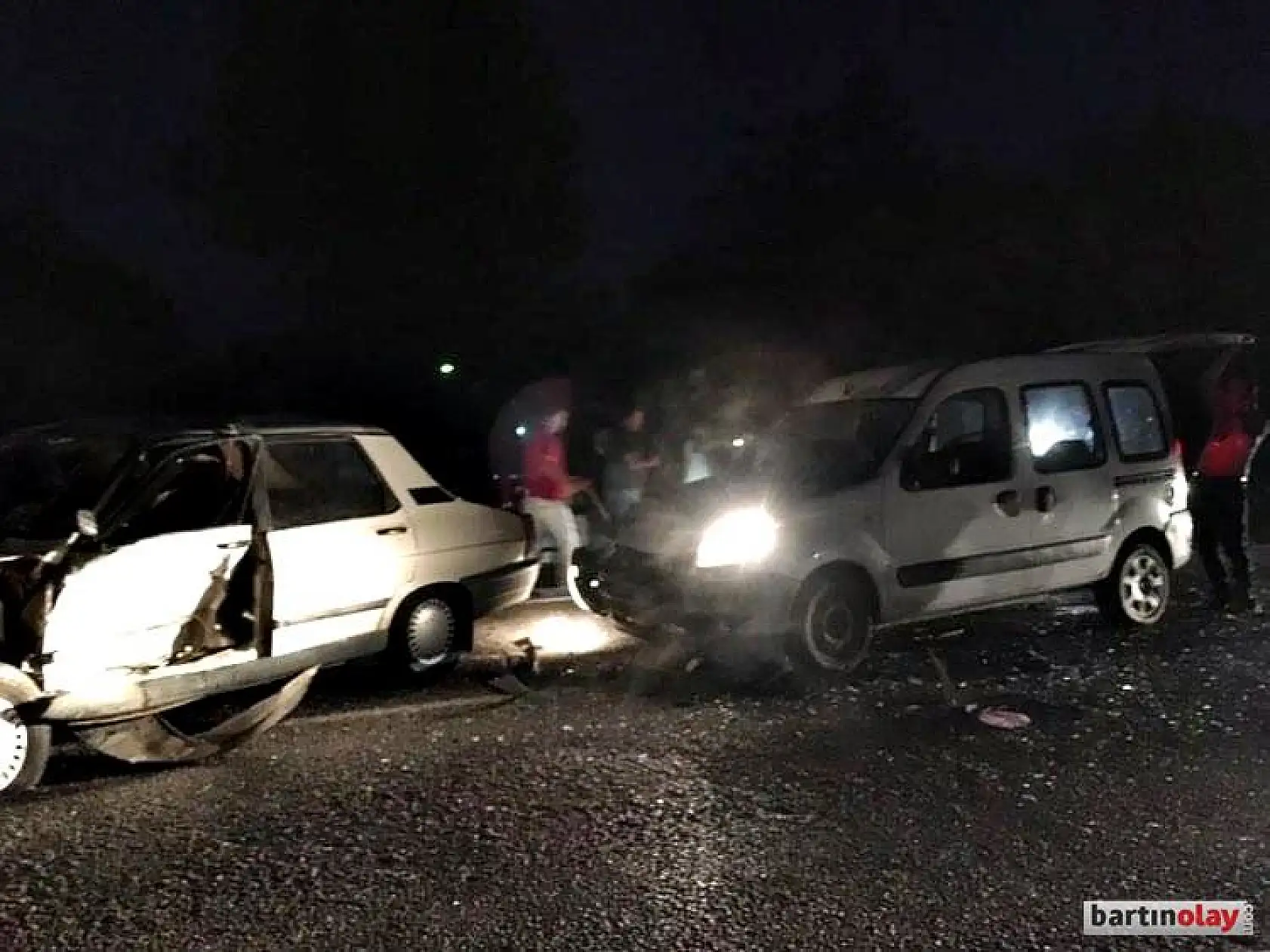 Zincirleme kaza, 3 araç çarpıştı