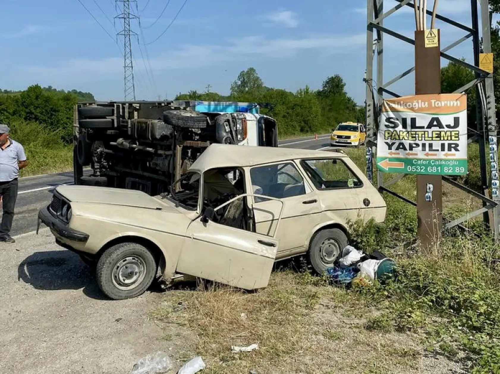 Otomobil ile çarpışan Kamyonet devrildi