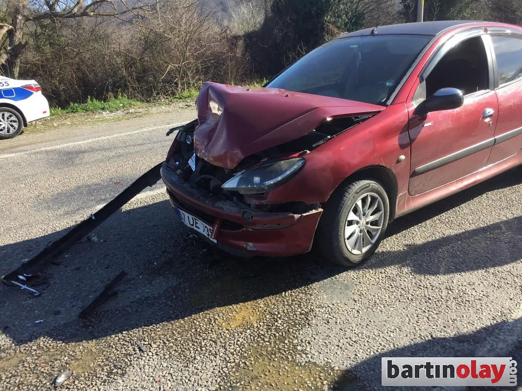 İki otomobil çarpıştı, 3 yaralı