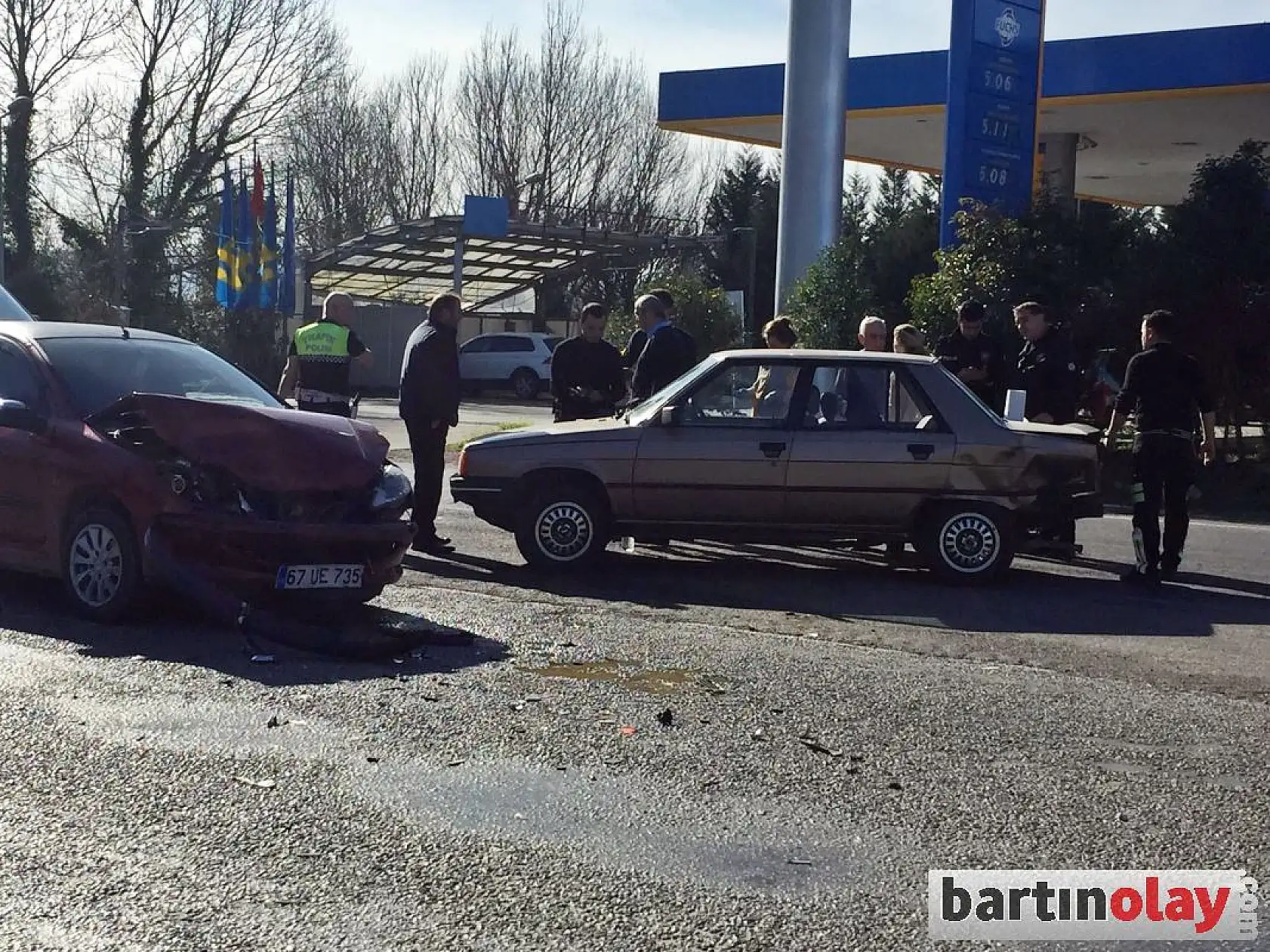 İki otomobil çarpıştı, 3 yaralı