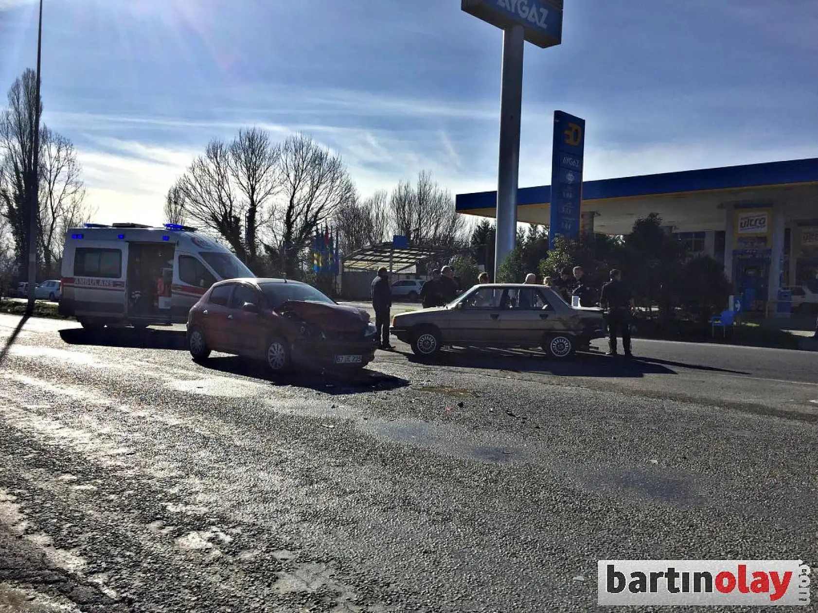 İki otomobil çarpıştı, 3 yaralı