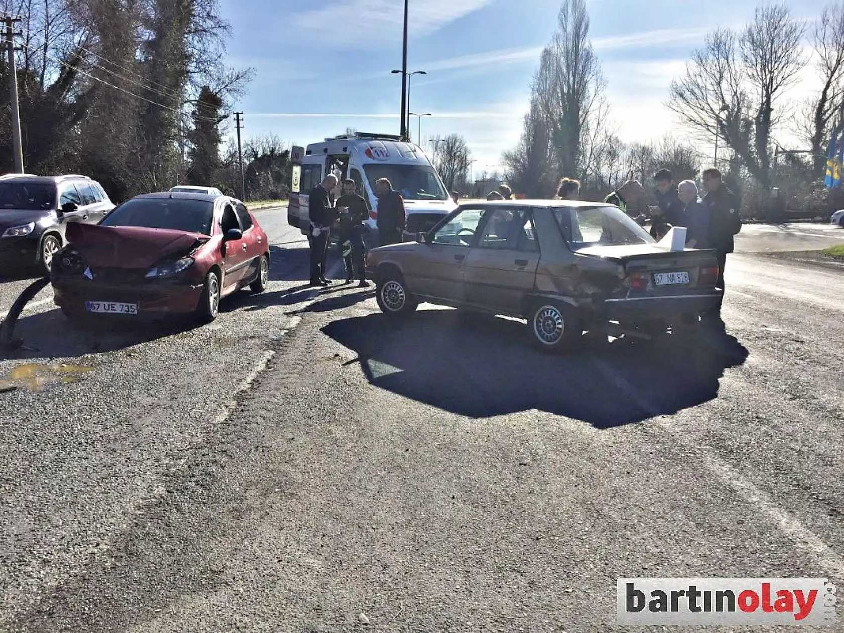 İki otomobil çarpıştı, 3 yaralı