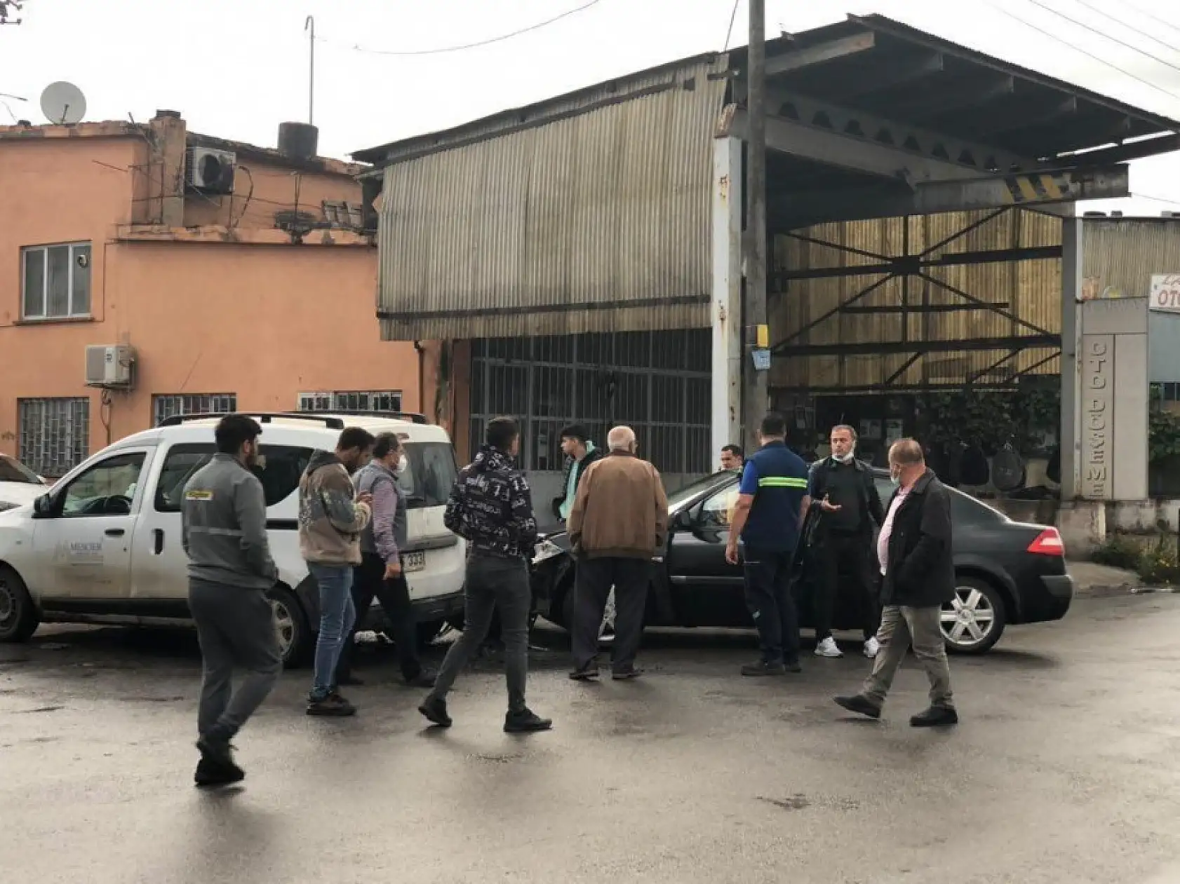 Minibüs ile kamyonet çarpıştı