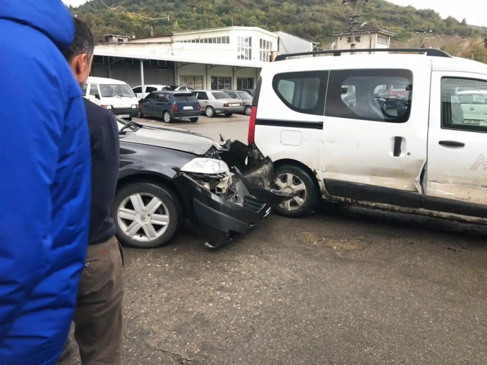 Minibüs ile kamyonet çarpıştı