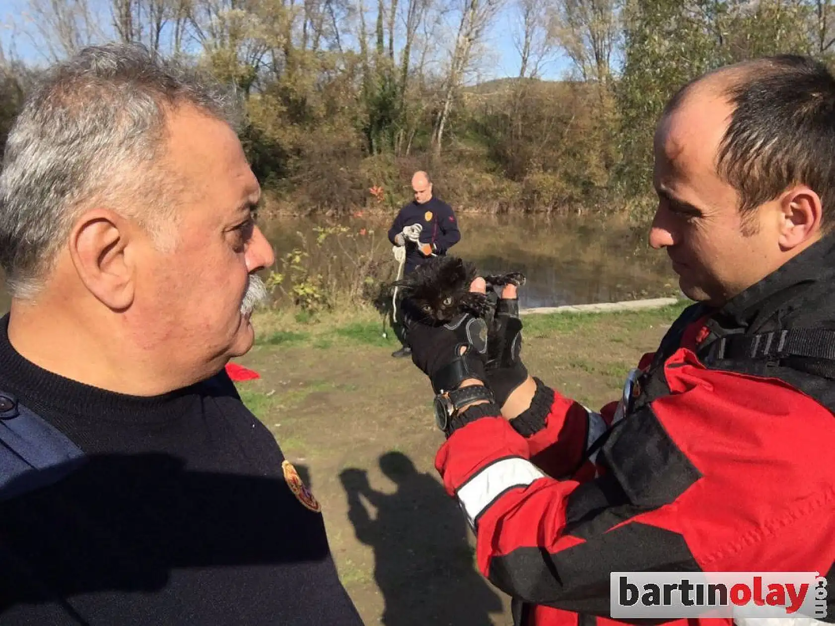 Irmağa Düşen Minik Kedi Kurtarıldı