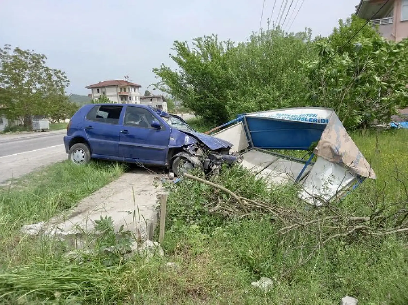 Otobüs bekleme durağına daldı