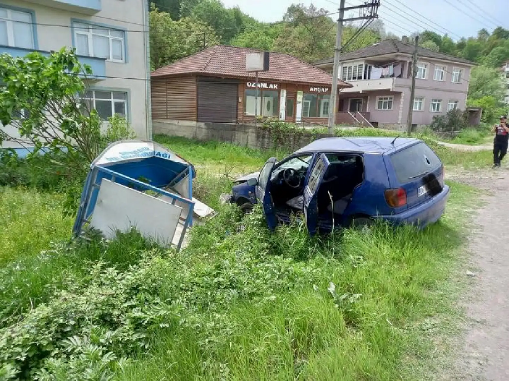 Otobüs bekleme durağına daldı