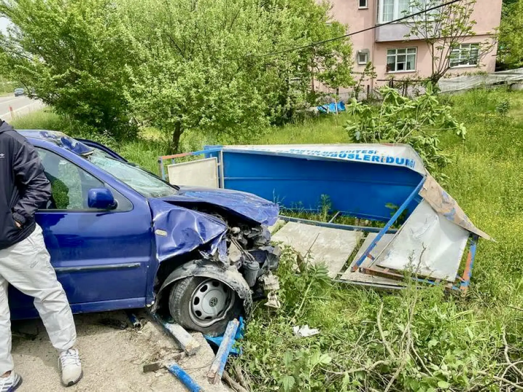 Otobüs bekleme durağına daldı