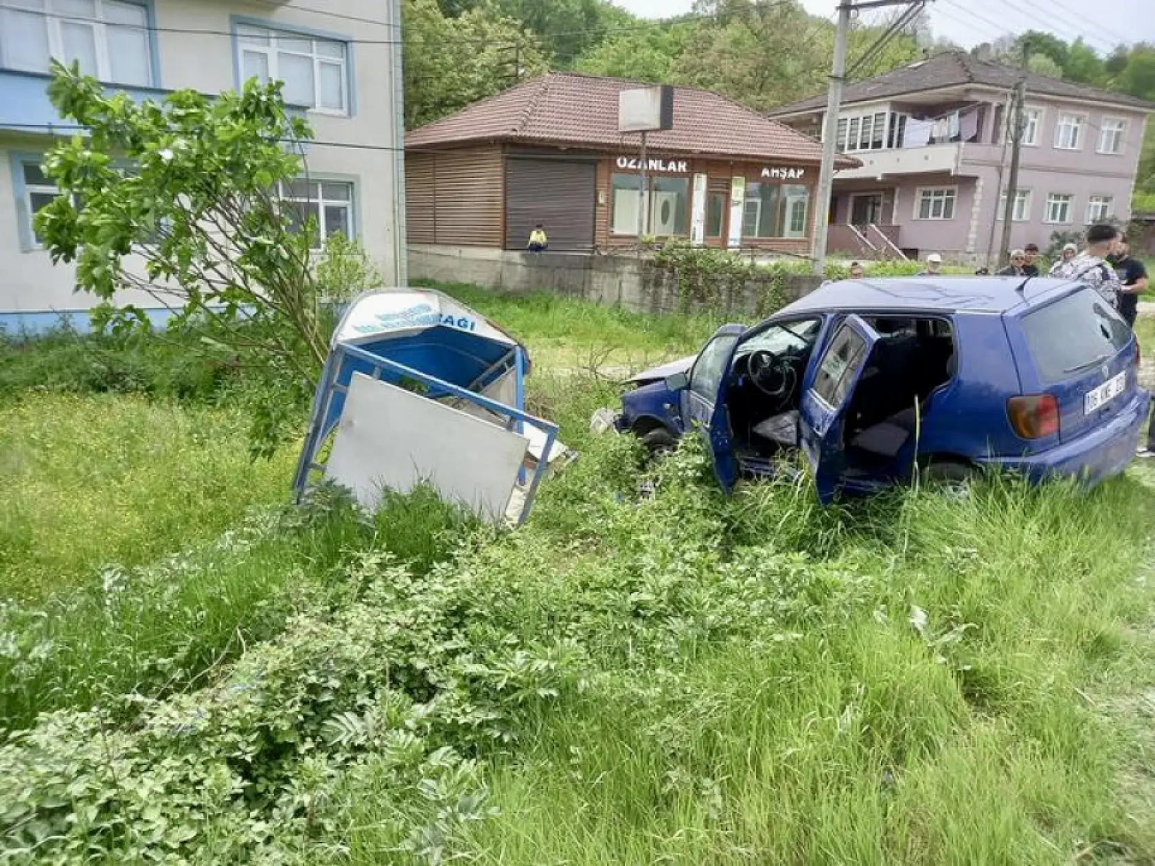 Otobüs bekleme durağına daldı